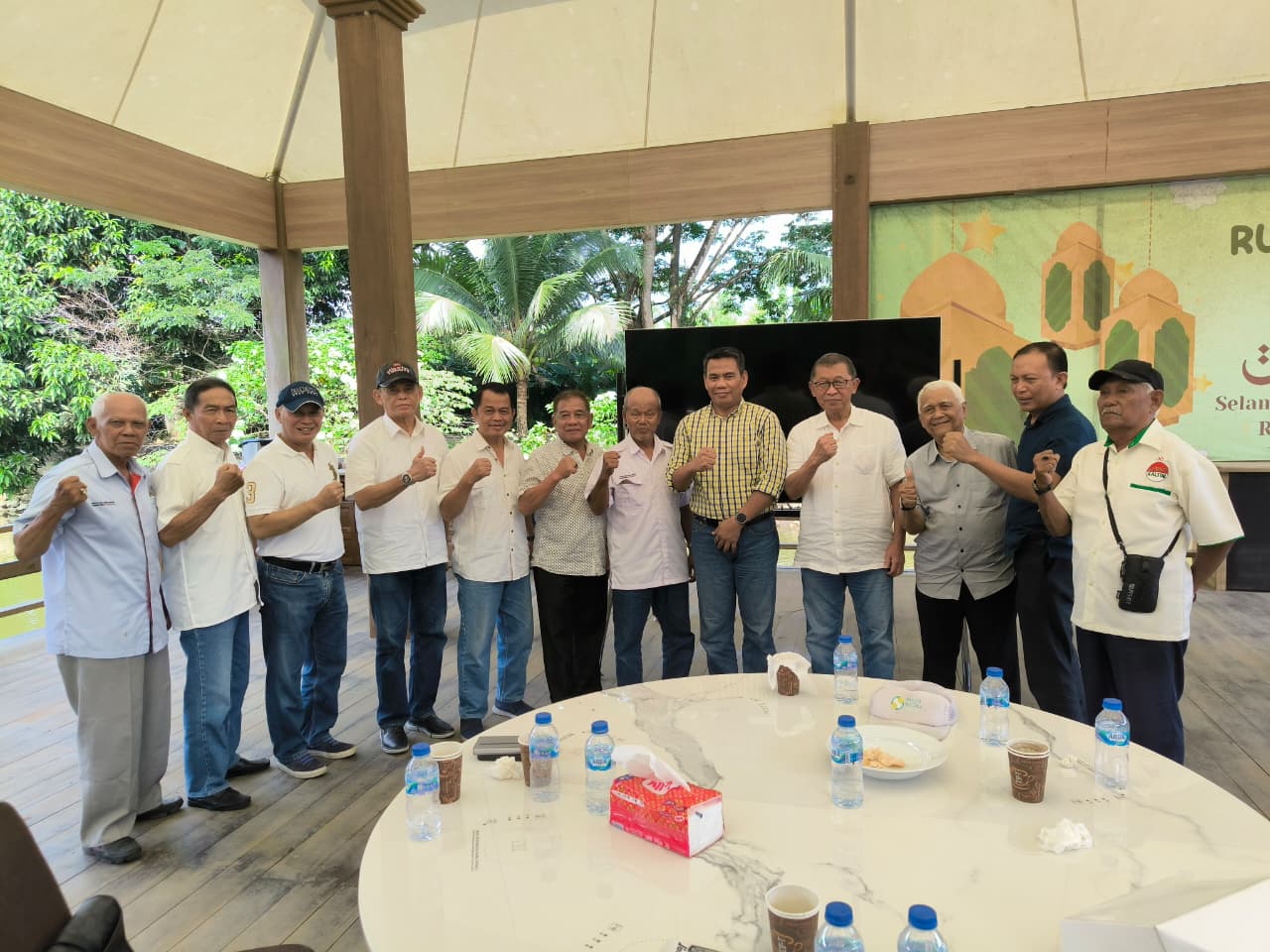 Rusman Ya&rsquo;qub (kelima kanan) saat berbincang dengan para tokoh olahraga senior Kaltim di Kolam Ulin Arya, Samarinda, Rabu (15/10).