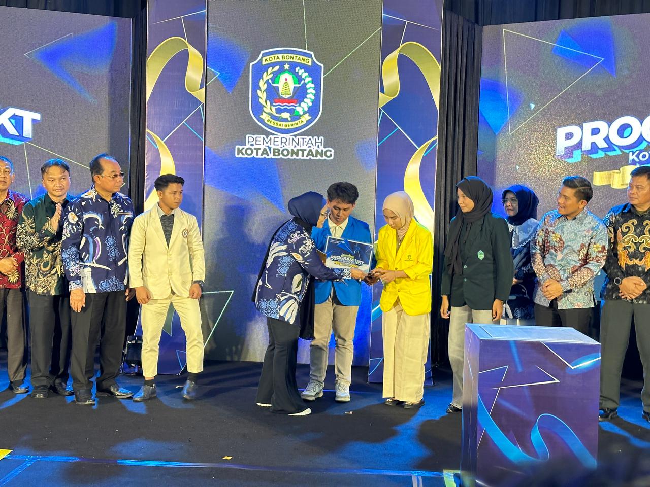 SERAHKAN: Wali Kota Bontang Neni Moerniaeni meresmikan program subsidi UKT bagi mahasiswa Bontang.