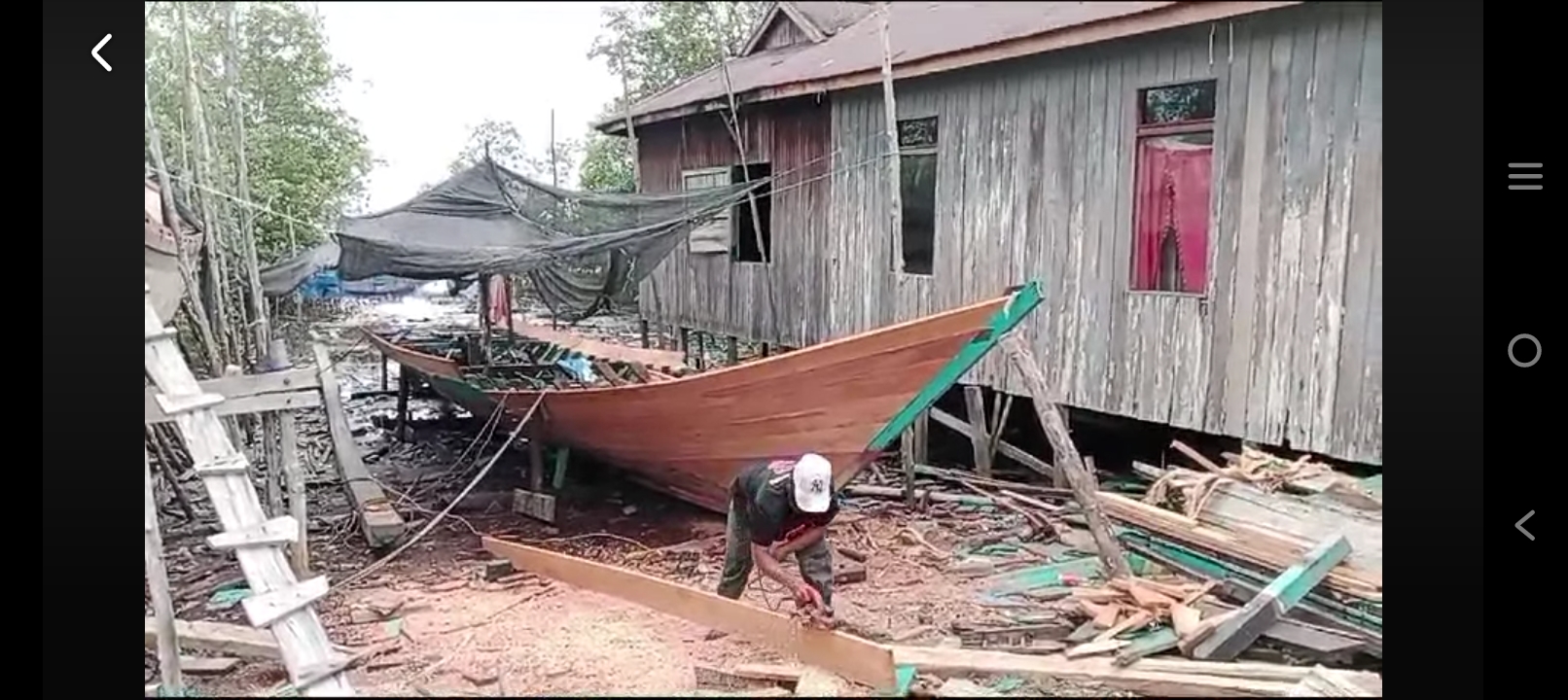 TRADISIONAL: Pembuat perahu kapal tradisional di Desa Kayu Api, Kecamatan Penajam, PPU.