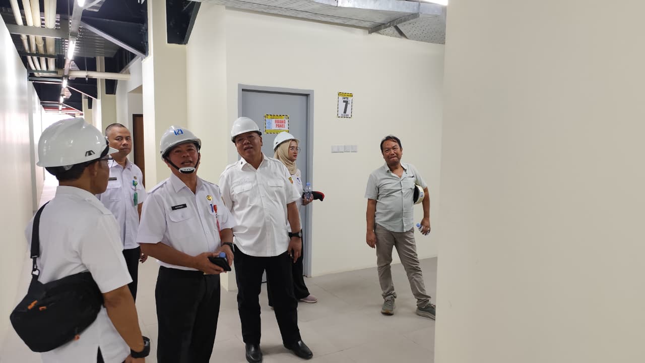 Hero Mardanus (kedua kanan) berbincang dengan Asisten II Pemkot Samarinda Marnabas di sela tinjauan ke gedung Pasar Pagi, Rabu (15/10/2025).  &nbsp;