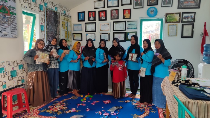 Ibu-ibu di RT 21 Manggar Baru aktif mengelola sampah.