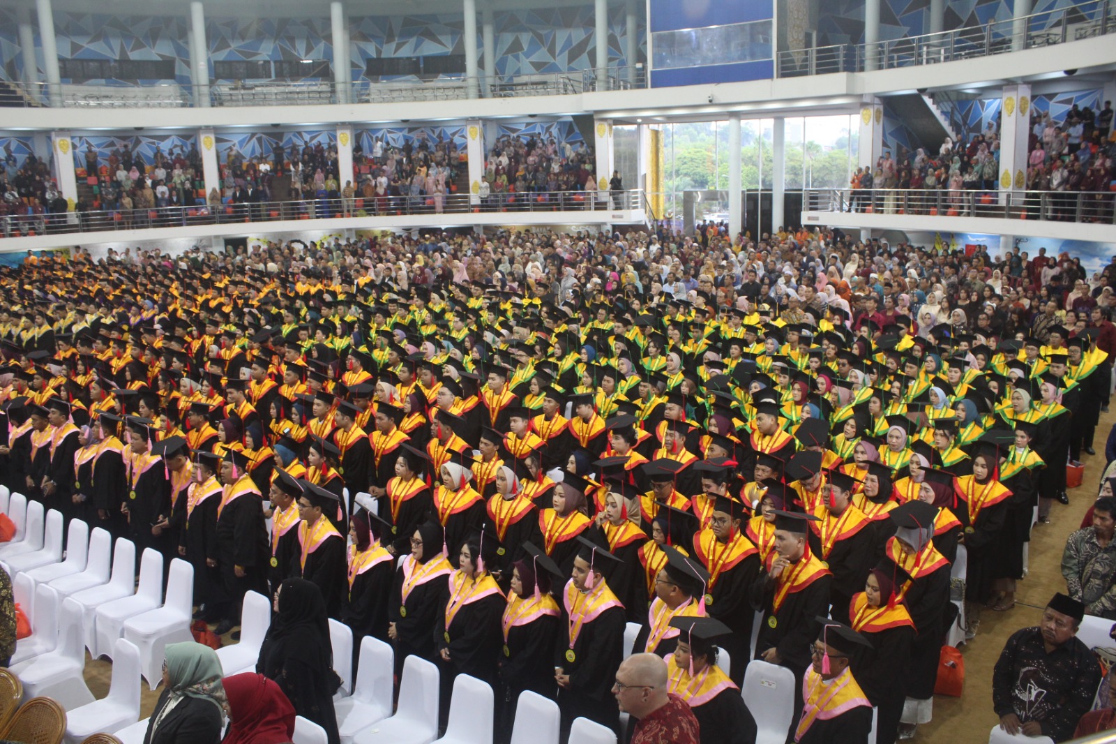 Momen Wisuda Uniba Tahun Akademik 2024/2025 di BSCC Dome, Kamis (16/10).