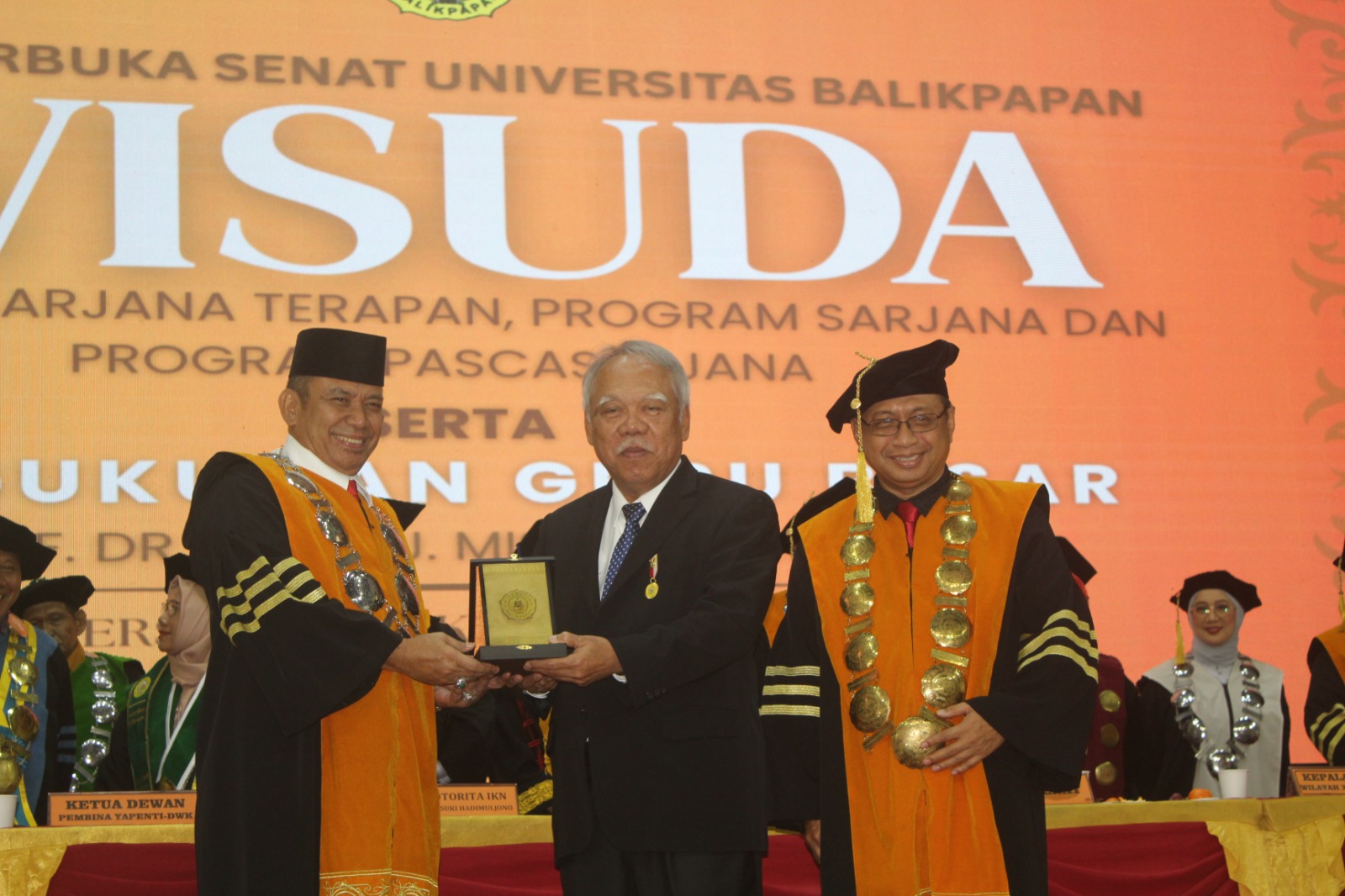 Basuki Hadimuljono (tengah) hadir dalam Wisuda Uniba Tahun Akademik 2024/2025. (FOTO DINA ANGELINA/KP)