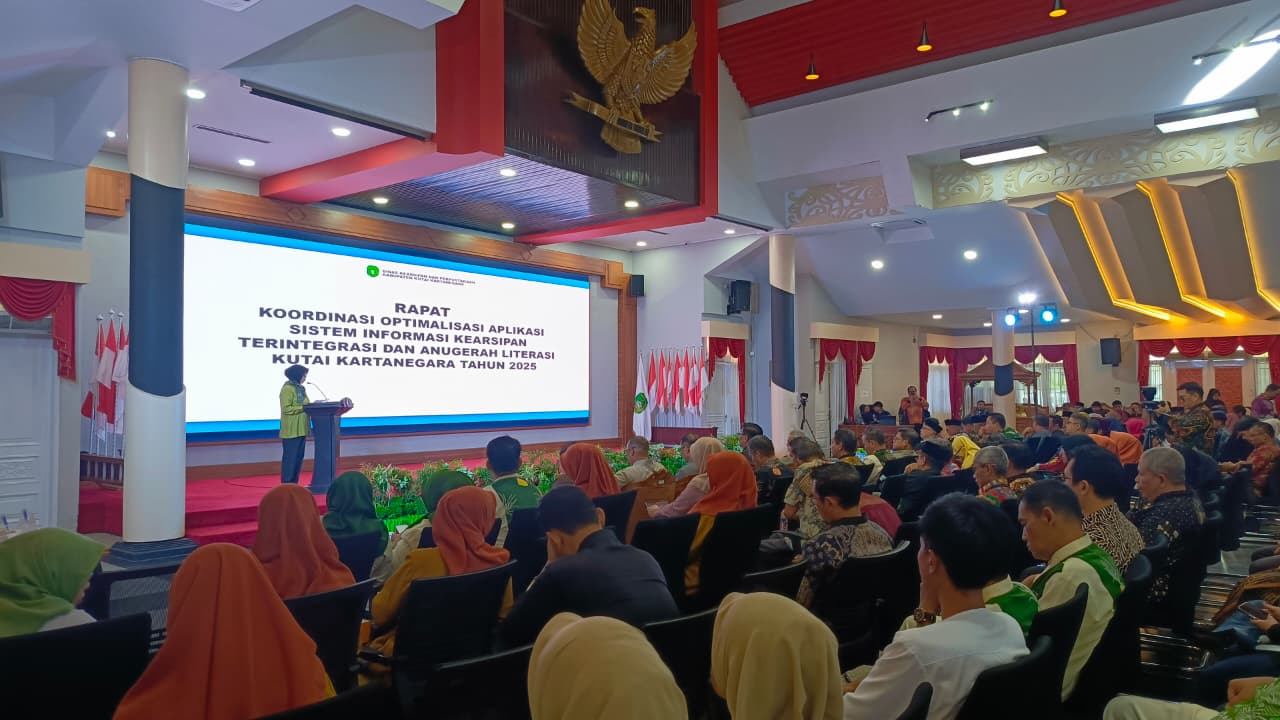 Plt Kepala Dinas Kearsipan dan Perpustakaan Kukar, Rinda Desianti memaparkan capaian penggunaan aplikasi Srikandi.