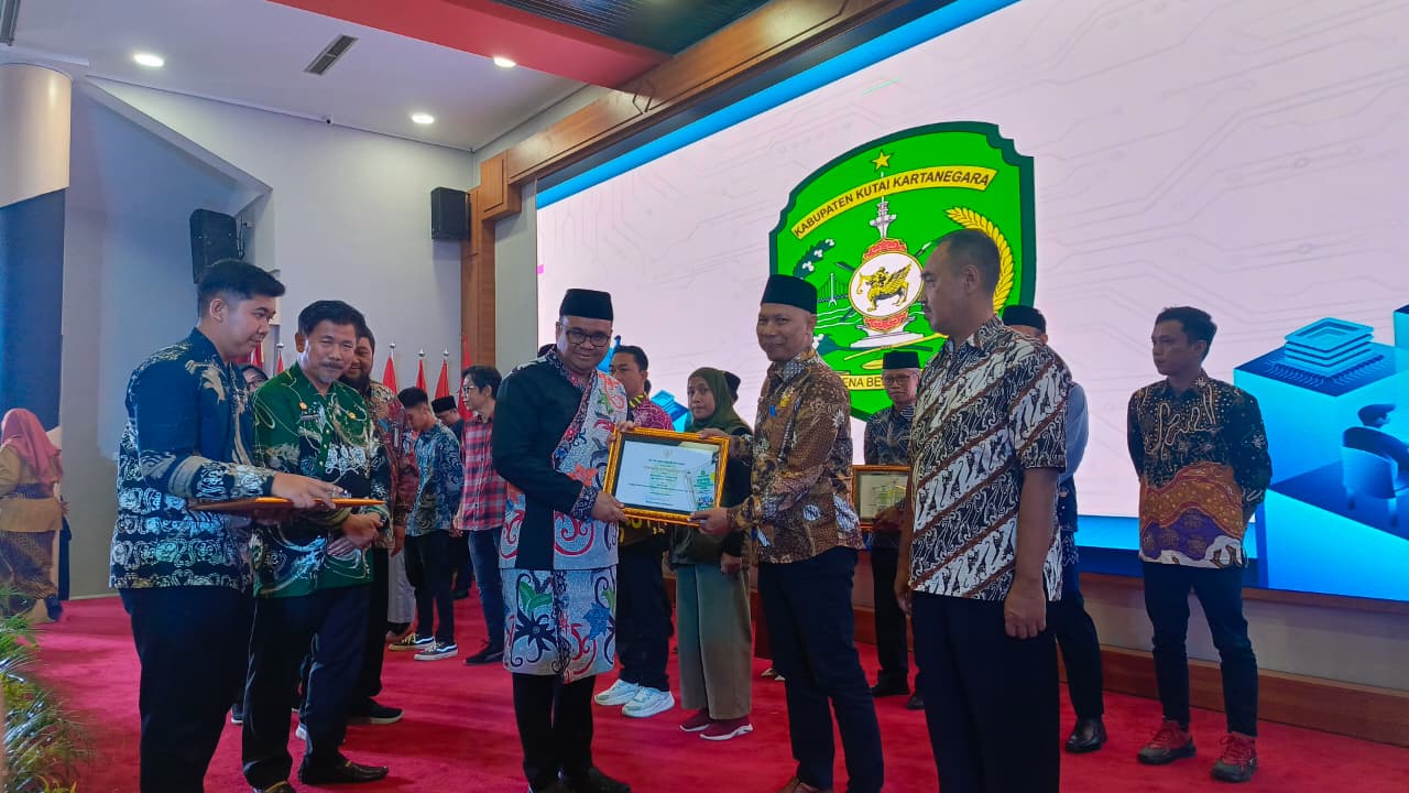 Bupati Kukar Aulia Rahman Basri menyerahkan Anugerah Literasi Kabupaten Kutai Kartanegara Tahun 2025 di Pendopo Odah Etam, Tenggarong.  &nbsp;
