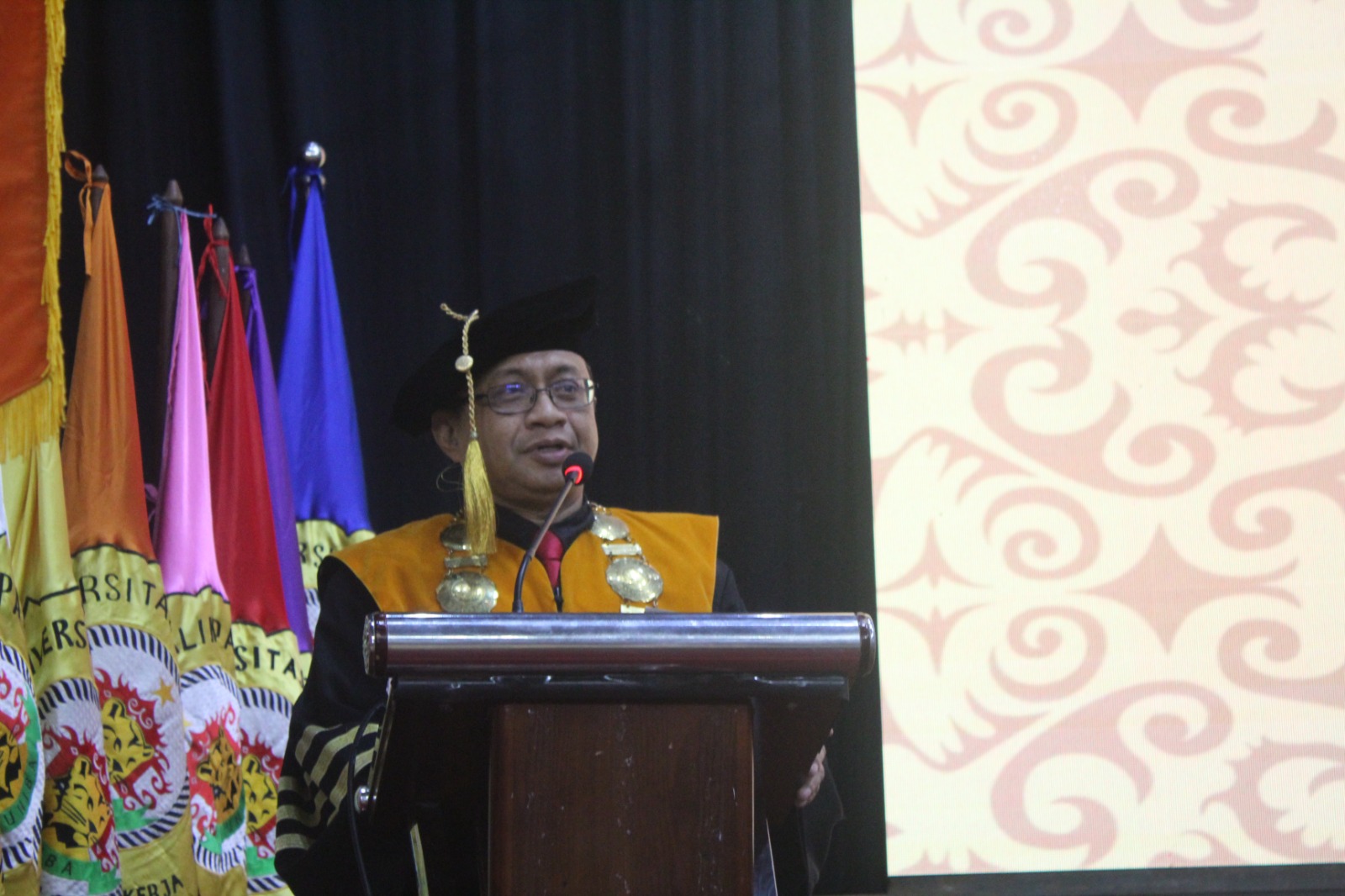 Rektor Uniba Isradi Zainal (FOTO DINA ANGELINA/KP)