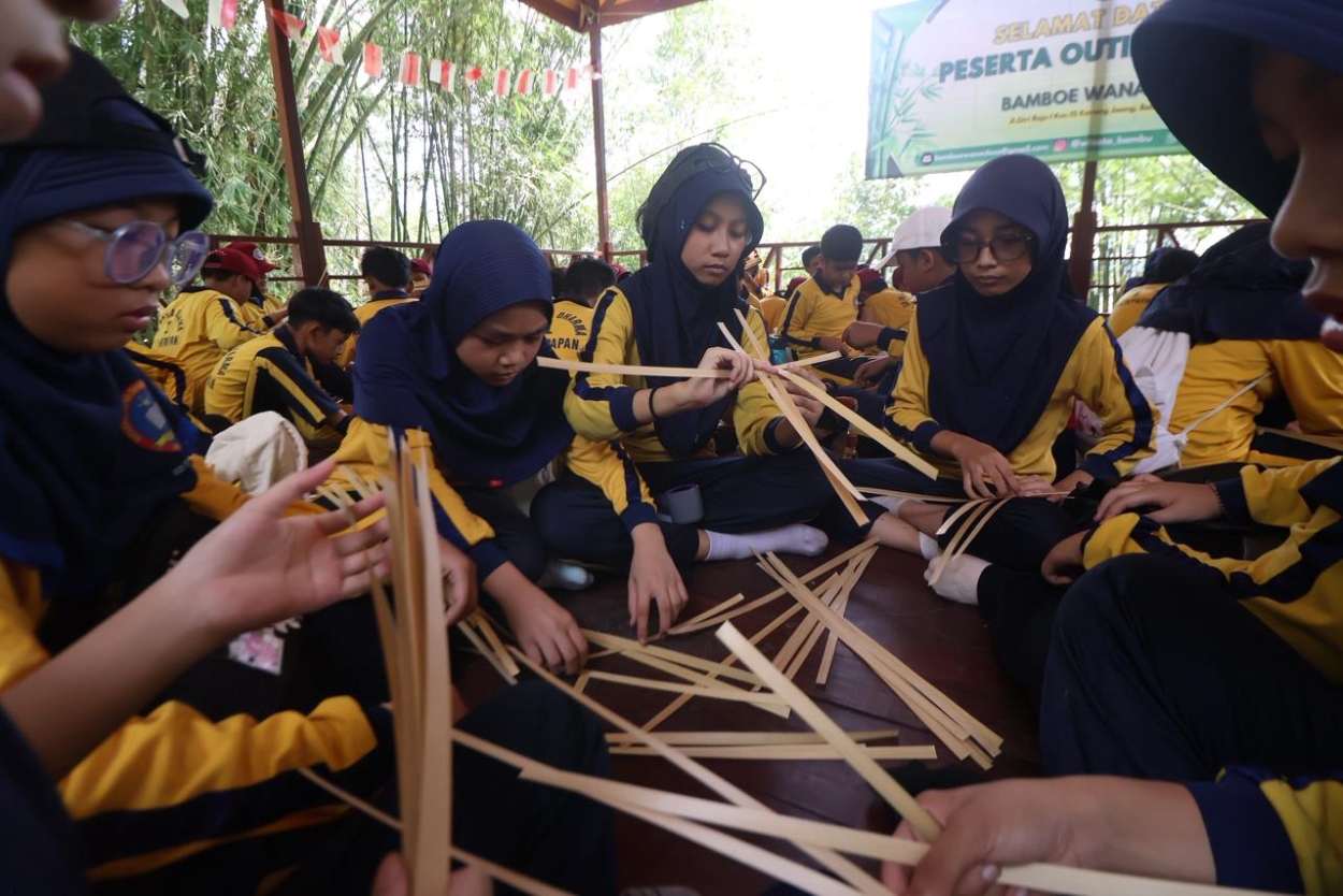 SENI: Para siswa SD Patra Dharma 1 Balikpapan belajar membuat kerajinan tangan dari bambu.
