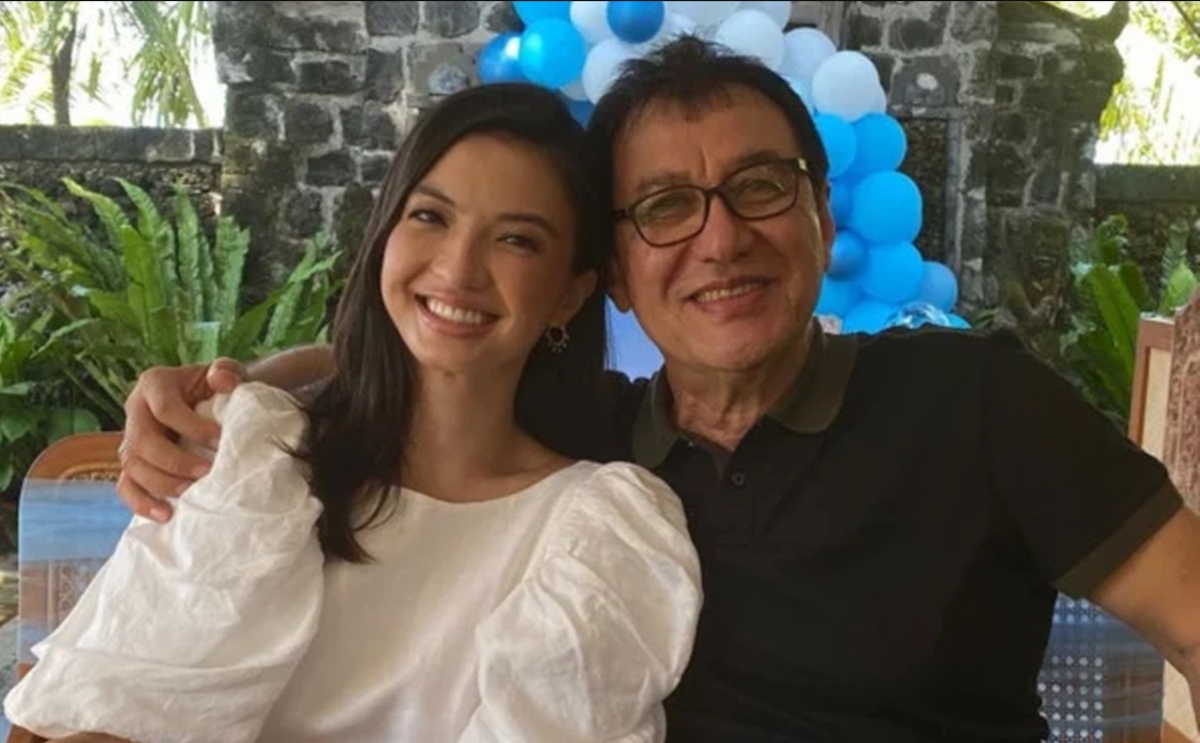 Rahmat Shah berpose bersama putrinya, Raline Shah, dalam sebuah acara keluarga. (FOTO: IST)