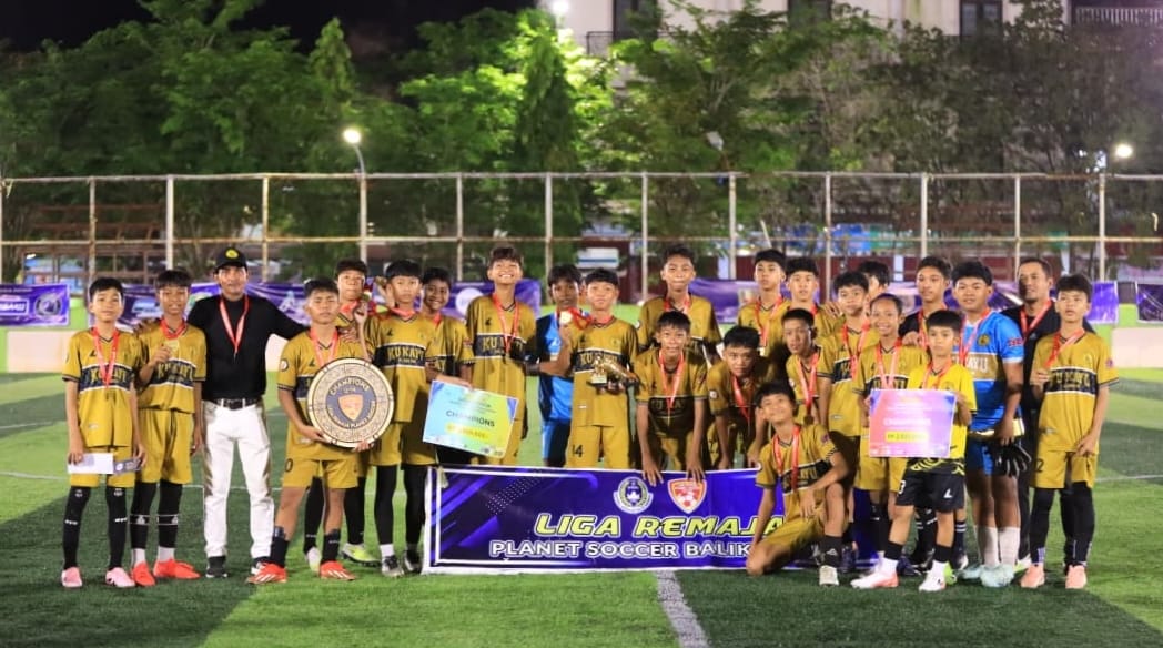 Pelatih SSB Ku Kayu Rudi Hermanto (topi hitam) foto bersama anak asuhnya usai menjuarai Liga Remaja Balikpapan U-14 di Lapangan Foni Soccer Stadium, Rabu (15/10) malam.