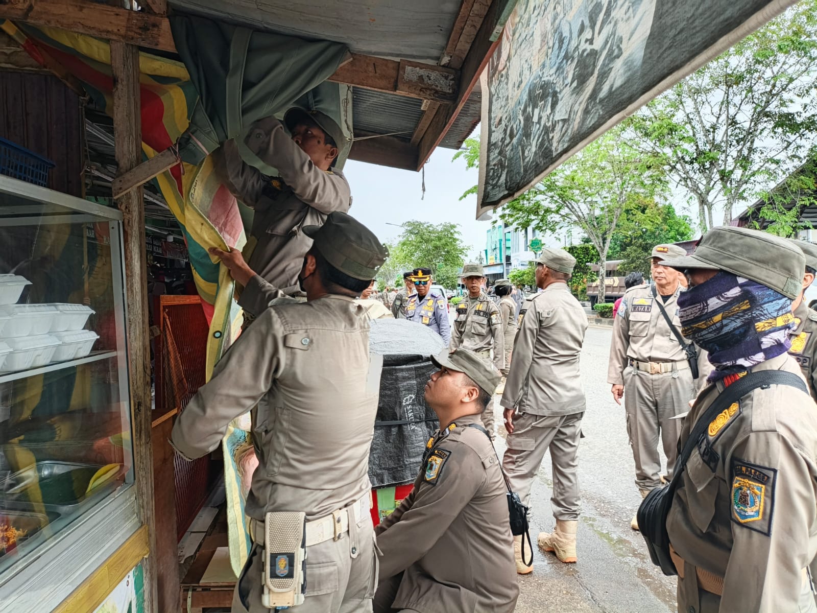 Pedagang yang berjualan di sepanjang trotoar Jalan Yos Sudarso dan Kusuma Bangsa di Kecamatan Tanah Grogot ditertibkan Satpol PP Paser, Selasa (14/10/2025).