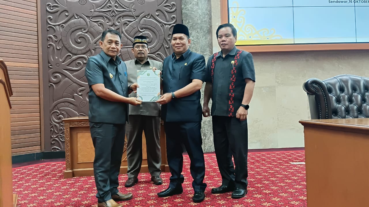 Wabup Kutai Barat, H.Nanang Adriani saat sampaikan jawaban Pemerintah atas pandangan umum fraksi.