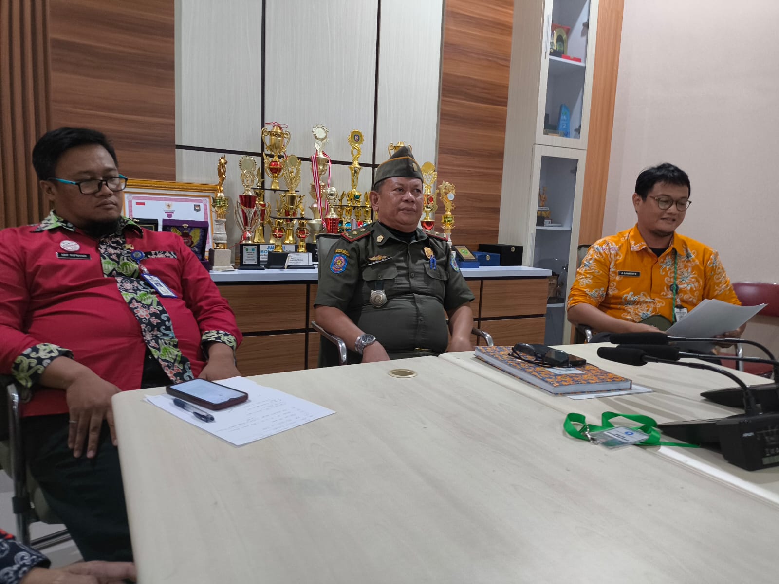 Kepala Satpol PP Bontang, Ahmad Yani, diwawancarai bersama Kepala Bidang BKPSDM Penilaian Kinerja, Penghargaan, Dokinfo, dan Fasilitasi Profesi ASN, Arif Supriyadi. (Dwi Kurniawan /Bontang Post)