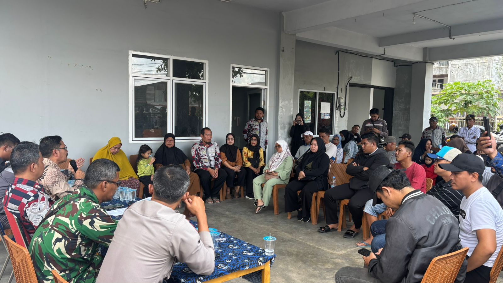 MINTA TANGGUNG JAWAB: Puluhan warga Jalan Kakap, Kelurahan Sungai Dama Kecamatan Samarinda Ilir mengikuti pertemuan terkait kerusakan rumah yang diduga imbas pembangunan Terowongan Samarinda/