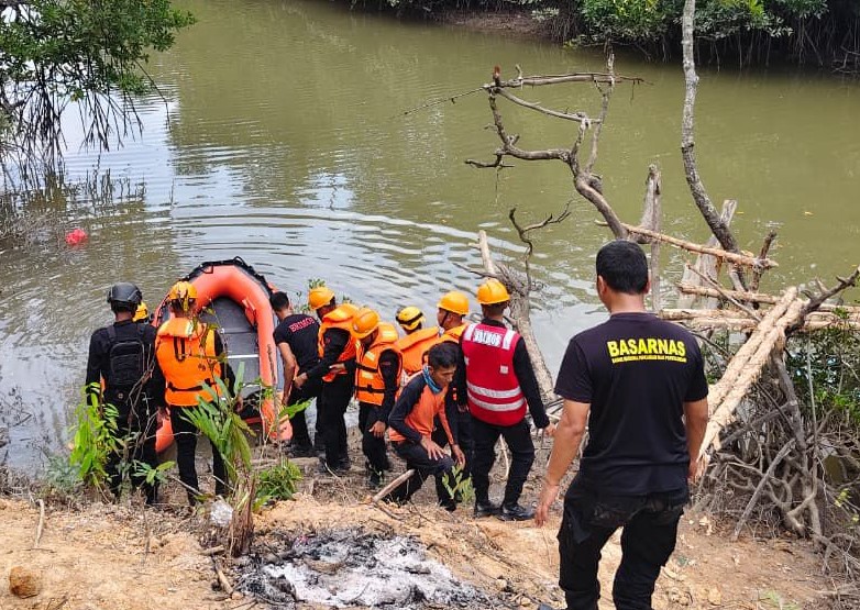 EVAKUASI: Petugas gabungan lakukan evakuasi temuan potongan tubuh pemancing ditemukan sekitar areal Sungai Kariangau, Balikpapan Barat.