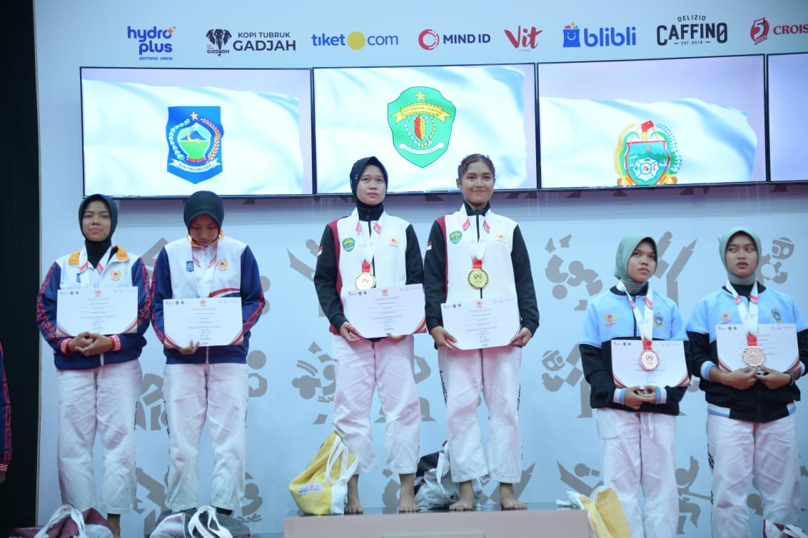 PANTANG MUNDUR: Dua atlet tarung derajat Kaltim yang berhasil menyumbang medali emas. Mereka menunjukkan perjuangan maksimalnya sehingga bisa mempersembahkan medali untuk kontingen Kaltim di PON Bela