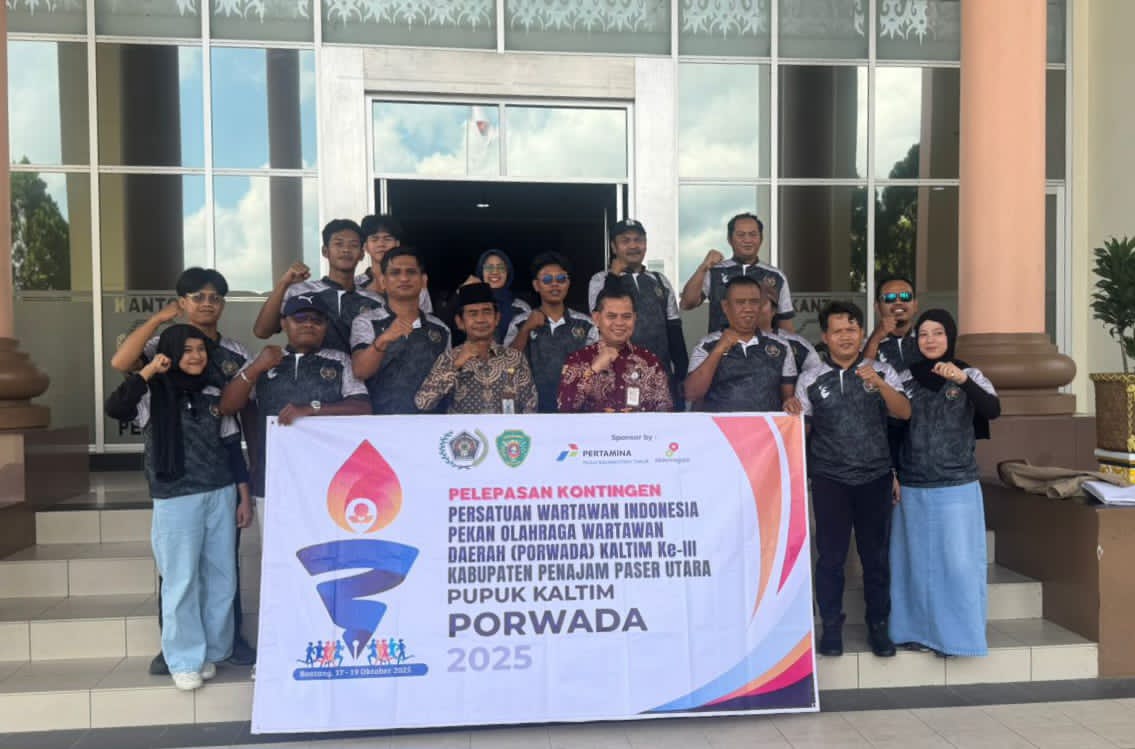 Sekkab PPU Tohar (tengah) resmi melepas kontingen PWI PPU menuju Bontang.  &nbsp;