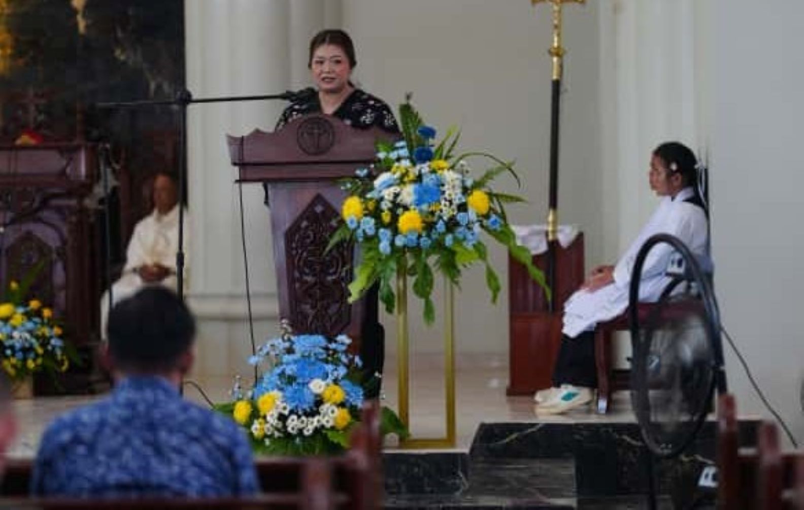 Bupati Mahulu Angela Idang Belawan menyampaikan sambutan di Gereja Katolik Stasi Bonifasius, Kamis (16/10/2025).  &nbsp;