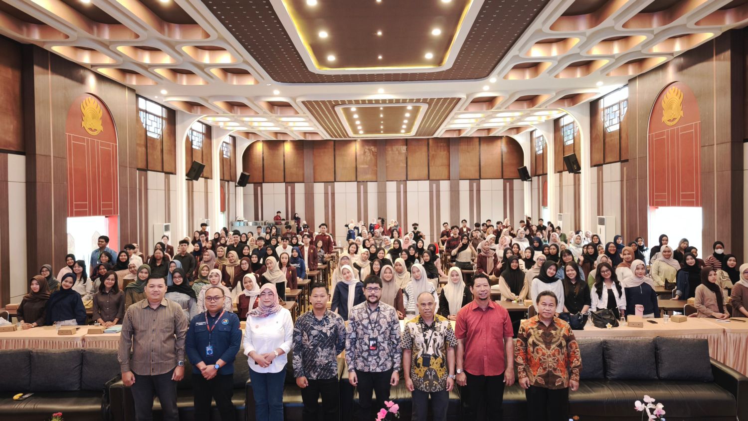 TAMBAH ILMU: Para pimpinan Universitas Mulia, narasumber, dan mahasiswa peserta Kuliah Umum Pasar Modal 2025 berfoto bersama usai prosesi pembukaan kegiatan di Ballroom Cheng Hoo.