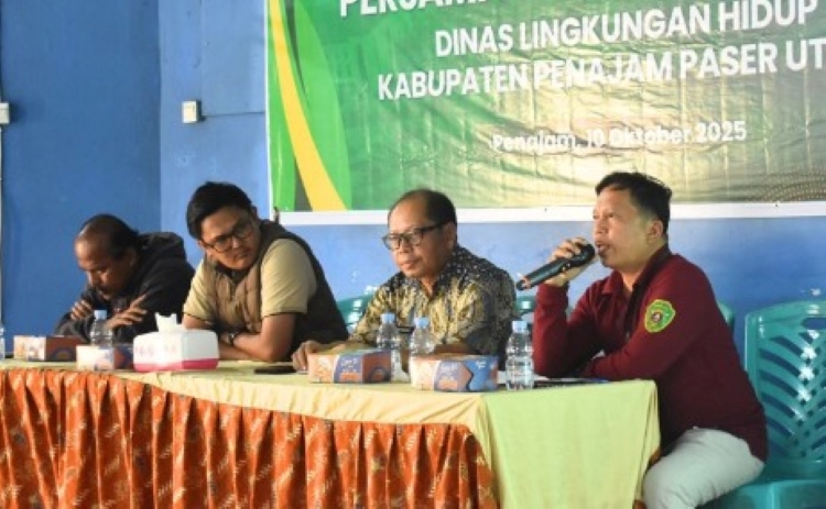 INFORMASI: Safwana (kedua kanan) dan Kamaruddin (kanan) memberikan informasi mengenai pentingnya membayar retribusi sampah untuk pengelolaan lingkungan hidup keberlanjutan.