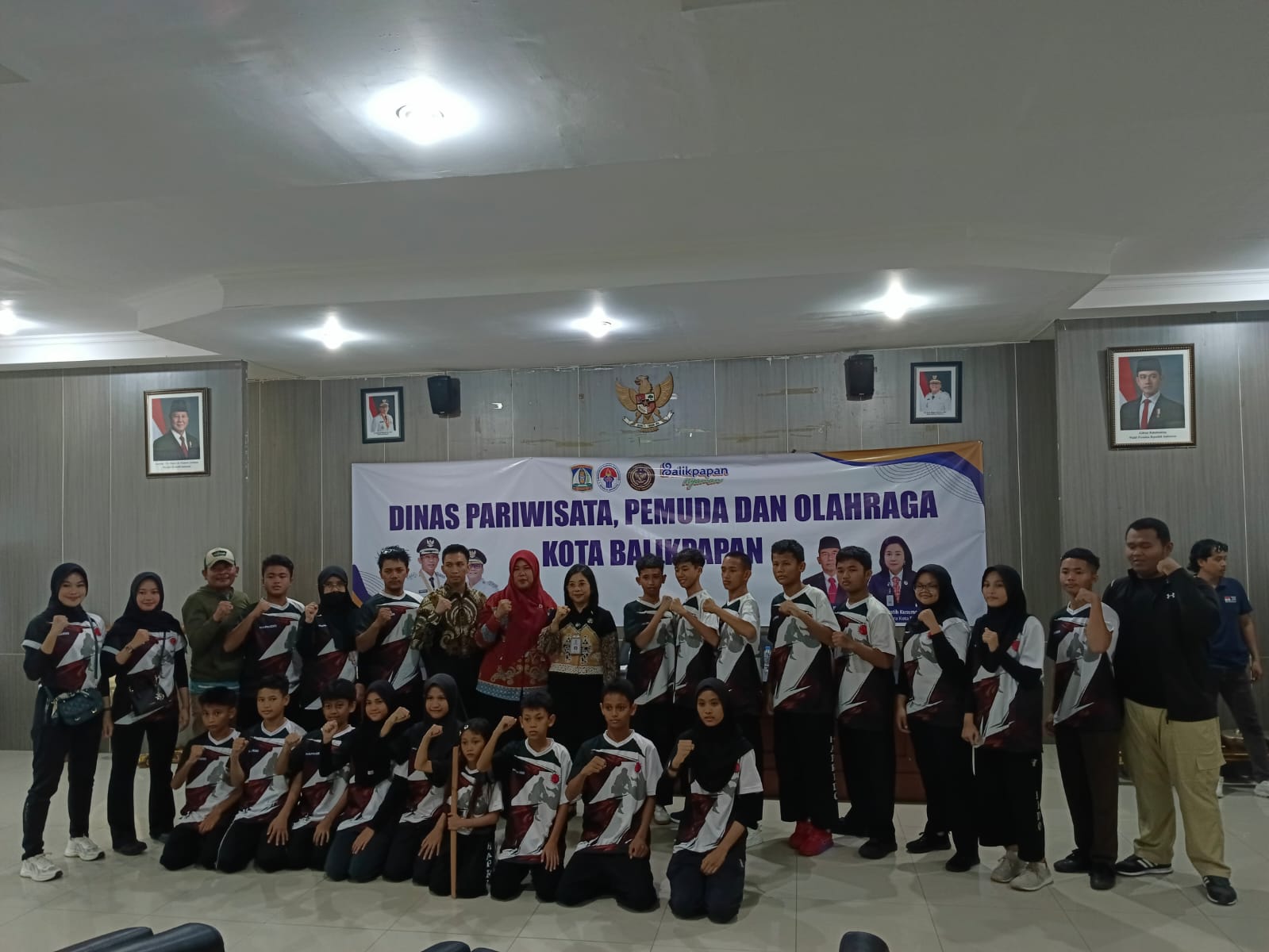 PELEPASAN: Tim hapkido Balikpapan dilepas kepala DPOP Balikpapan untuk turun ke Kejurnas Hapkido di Surabaya.