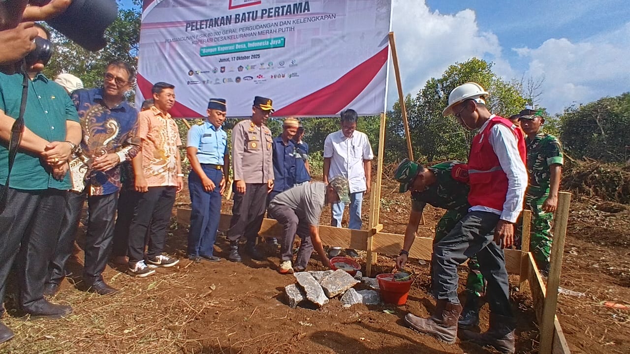 PELETAKAN BATU PERTAMA: Wabup Kubar Nanang Adriani saat melakukan peletakan baru pertama gerai Koperasi Merah Putih.