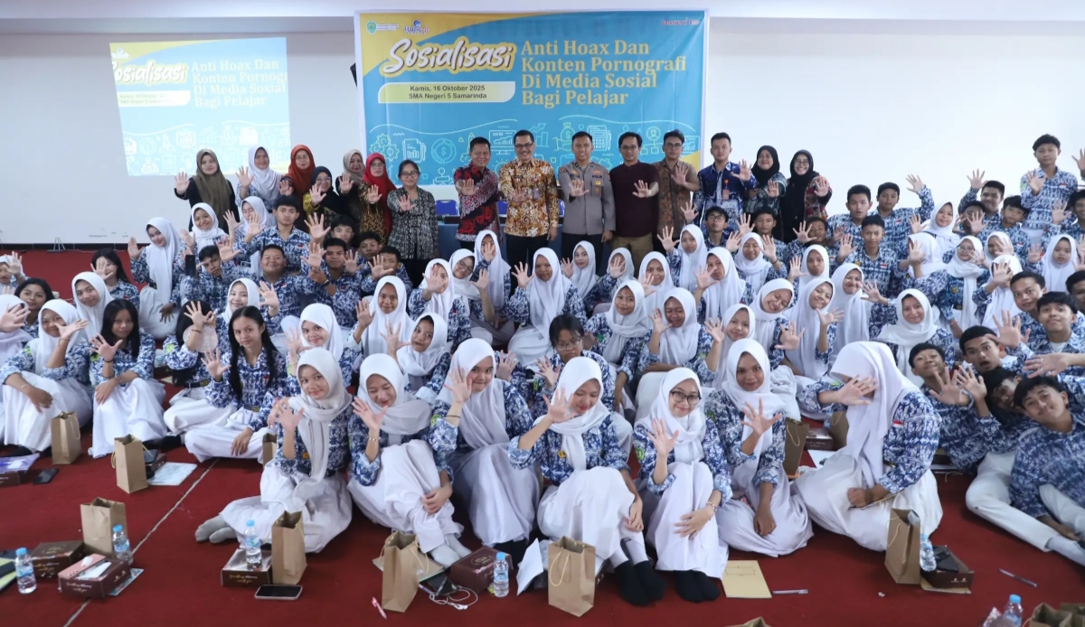 Para pelajar SMAN 5 Samarinda berfoto bersama usai mengikuti Sosialisasi Anti Hoaks dan Konten Pornografi di Media Sosial yang digelar Diskominfo Kaltim, Kamis (16/10/2025). (Pemprov Kaltim)