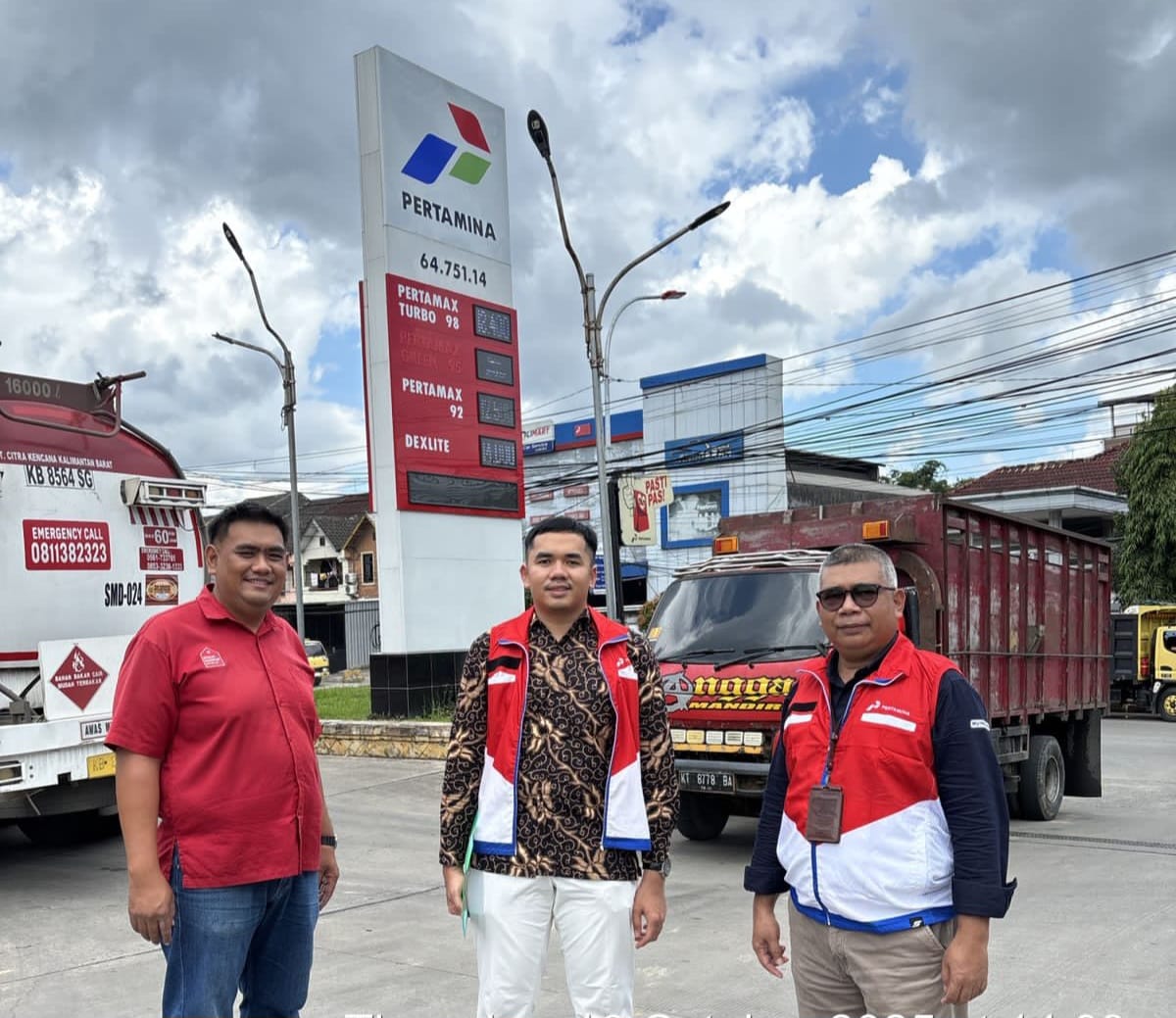 JAGA KUALITAS: Sales Branch Manager Kaltimut I Fuel, Hasanuddin R (tengah) usai memantau pelayanan di SPBU Jalan Urip Sumoharjo Kecamatan Samarinda Ilir, Jumat (17/10).