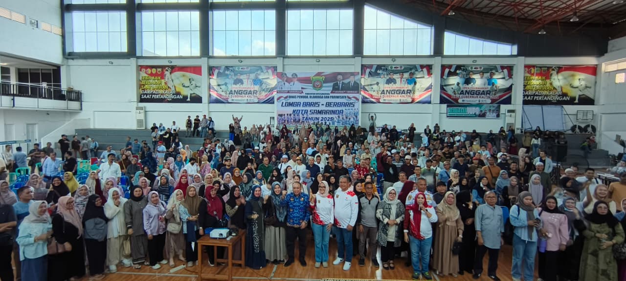 MAKIN DEKAT: Tim Disdag Samarinda bersama pedagang Pasar Pagi di sela sosialisasi persiapan pindah ke gedung baru, di gedung Anggar, Kompleks Polder Air Hitam, Jumat (17/10).