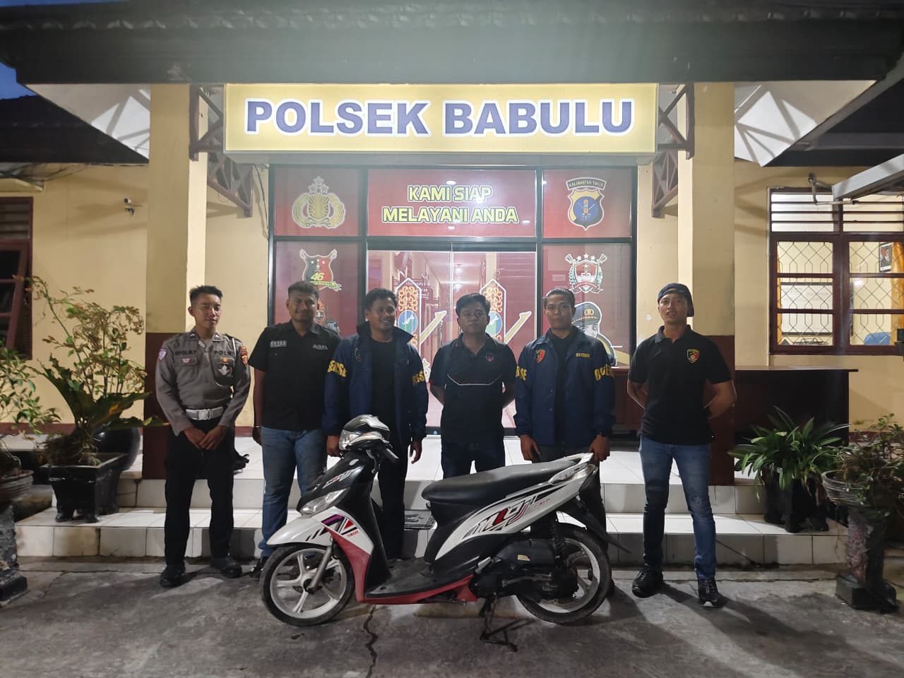 BARANG BUKTI: Personel Polsek Babulu, Polres PPU, bersama barang bukti sepeda motor yang diamankan melalui Operasi Jaran 2025.