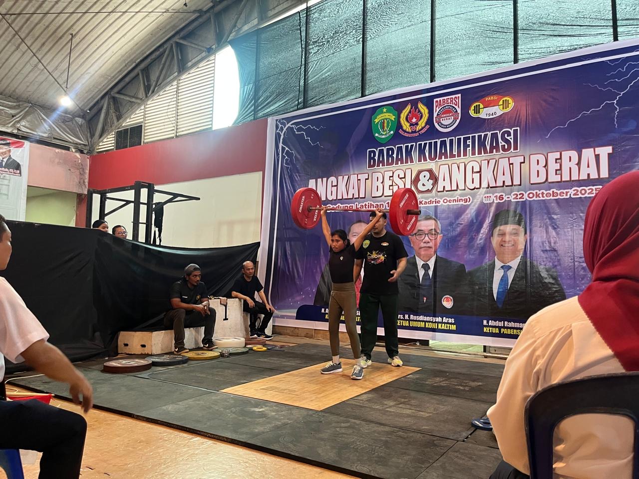 SERIUS: Atlet angkat besi dari berbagai daerah menunjukkan kemampuan terbaiknya dalam BK Porprov 2025 di Samarinda.