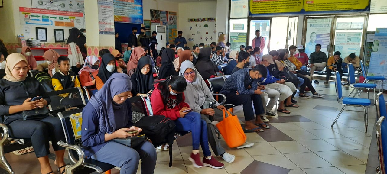 Warga antre di ruang tunggu pelayanan Disdukcapil PPU.