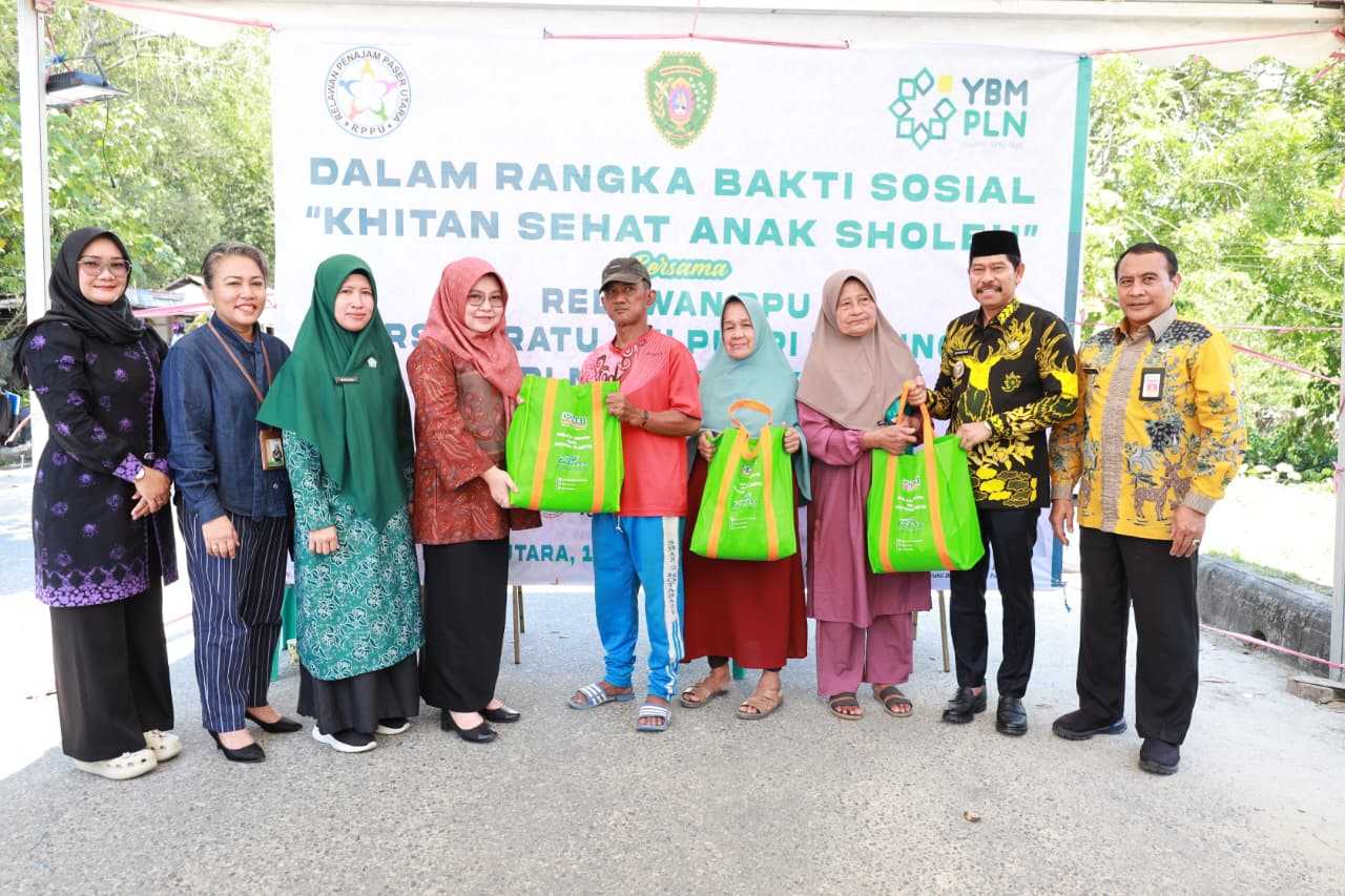 Abdul Waris Muin (dua kanan) menyerahkan bantuan secara simbolis kepada pelaku usaha mikro dan lansia.  &nbsp;