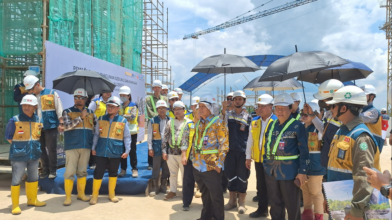 TINJAU: Direktur Jenderal Bimbingan Masyarakat Katolik, Kementerian Agama Republik Indonesia, Suparman, dan rombongan tinjau pembangunan Gereja Basilika Santo Fransiskus Xaverius di IKN.