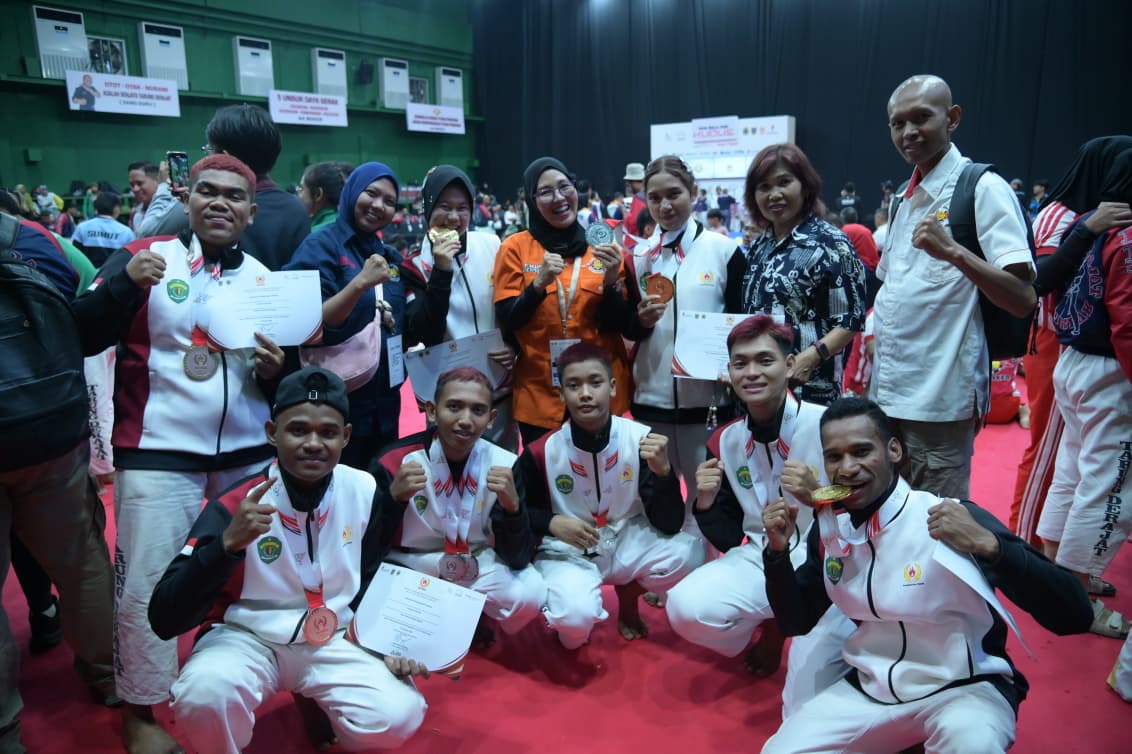 PRESTASI MENINGKAT: Skuad Tarung Derajat Kaltim melakukan sesi foto bersama setelah mengikuti Upacara Penghormatan Pemenang (UPP). (DONI ADITYA/KP)