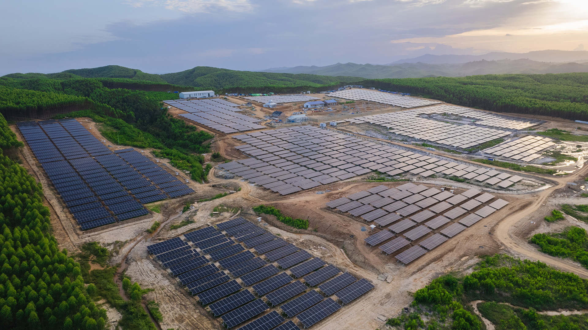 RAMAH LINGKUNGAN: Hamparan panel surya yang dibangun di atas lahan sekitar 80 hektare. di  IKN. Pemprov Kaltim menjajaki  kerja sama di bidang Energi Baru Terbarukan (EBT) sebagai mesin PAD baru.