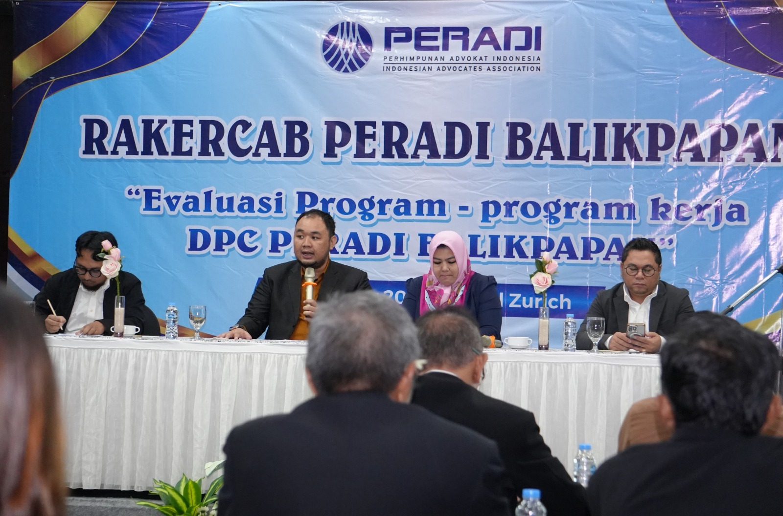 Suasana sidang Rapat Kerja Cabang (Rakercab) DPC PERADI Balikpapan 2025 yang dipimpin Wakil Ketua Wawan Sanjaya di Hotel Zurich Balikpapan.