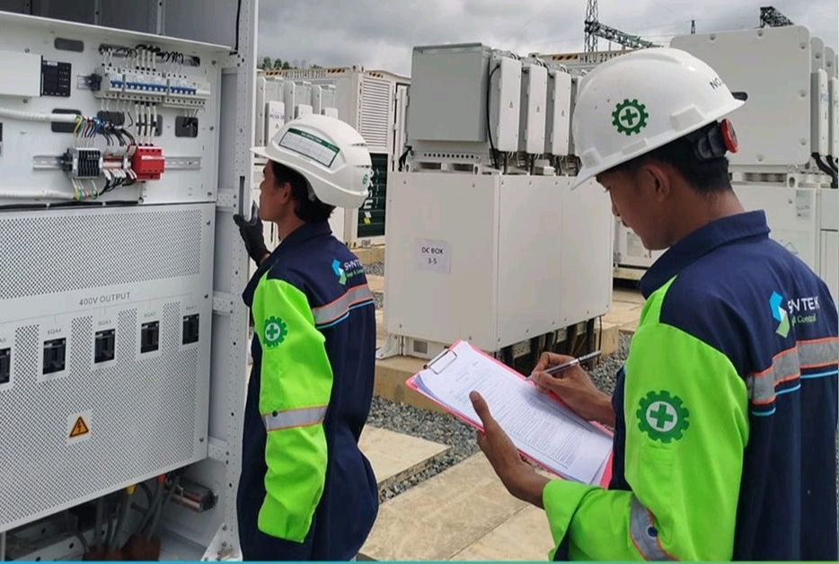 INSPEKSI RUTIN: Memastikan jaringan listrik berjalan baik secara real time, Haidar (kanan) dan teknisi lainnya, rutin memantau produksi PLTS dan melaporkannya jika ada kendala.