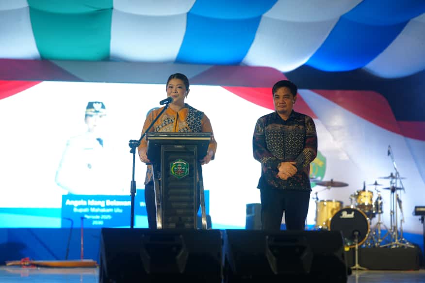 MENGESANKAN: Bupati Angela Idang menutup Festival Nugal dan Pasar Seni Rakyat.