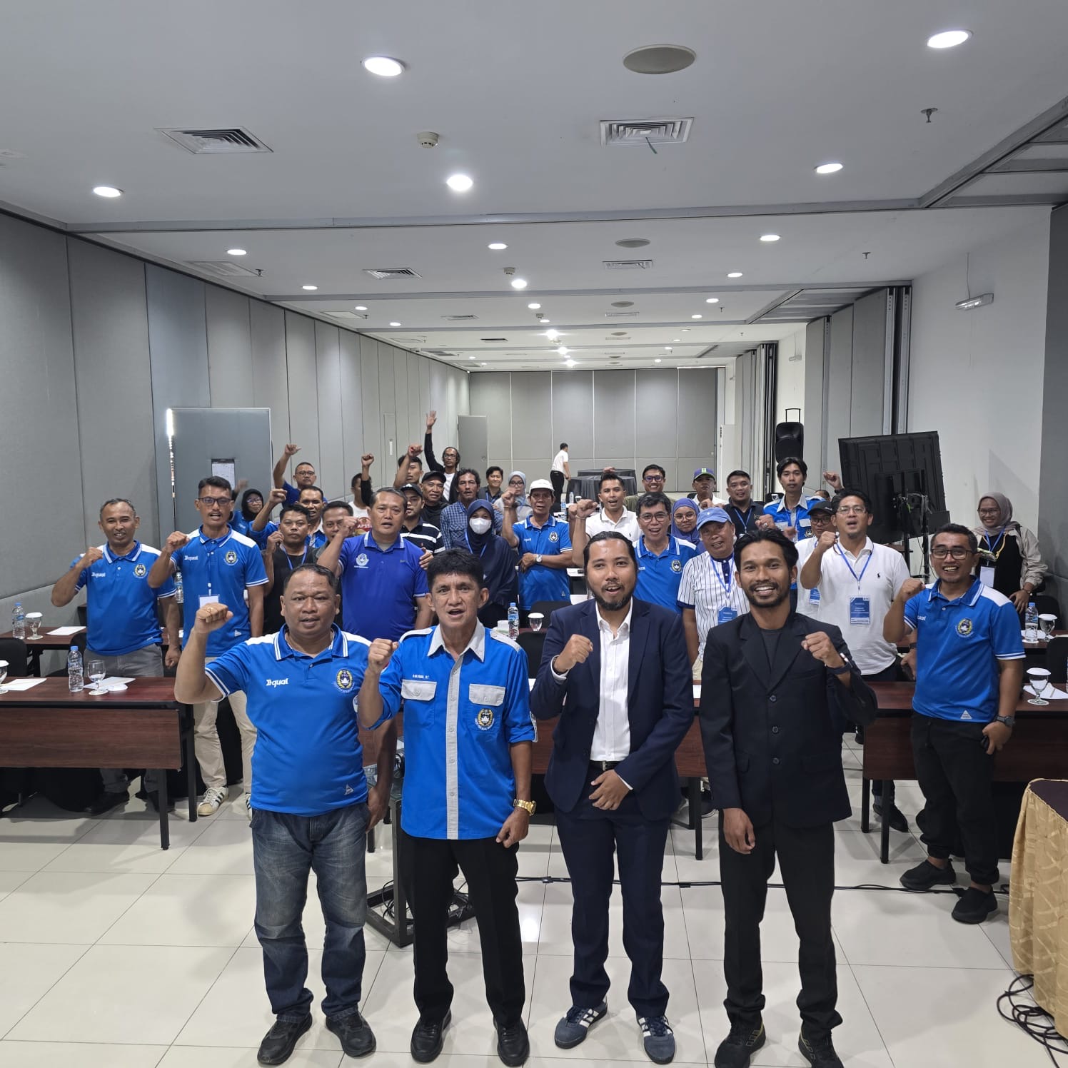 Pengurus Askot PSSI Balikpapan berfoto bersama peserta Workshop Akun SIAP di Balikpapan, Selasa (15/10).