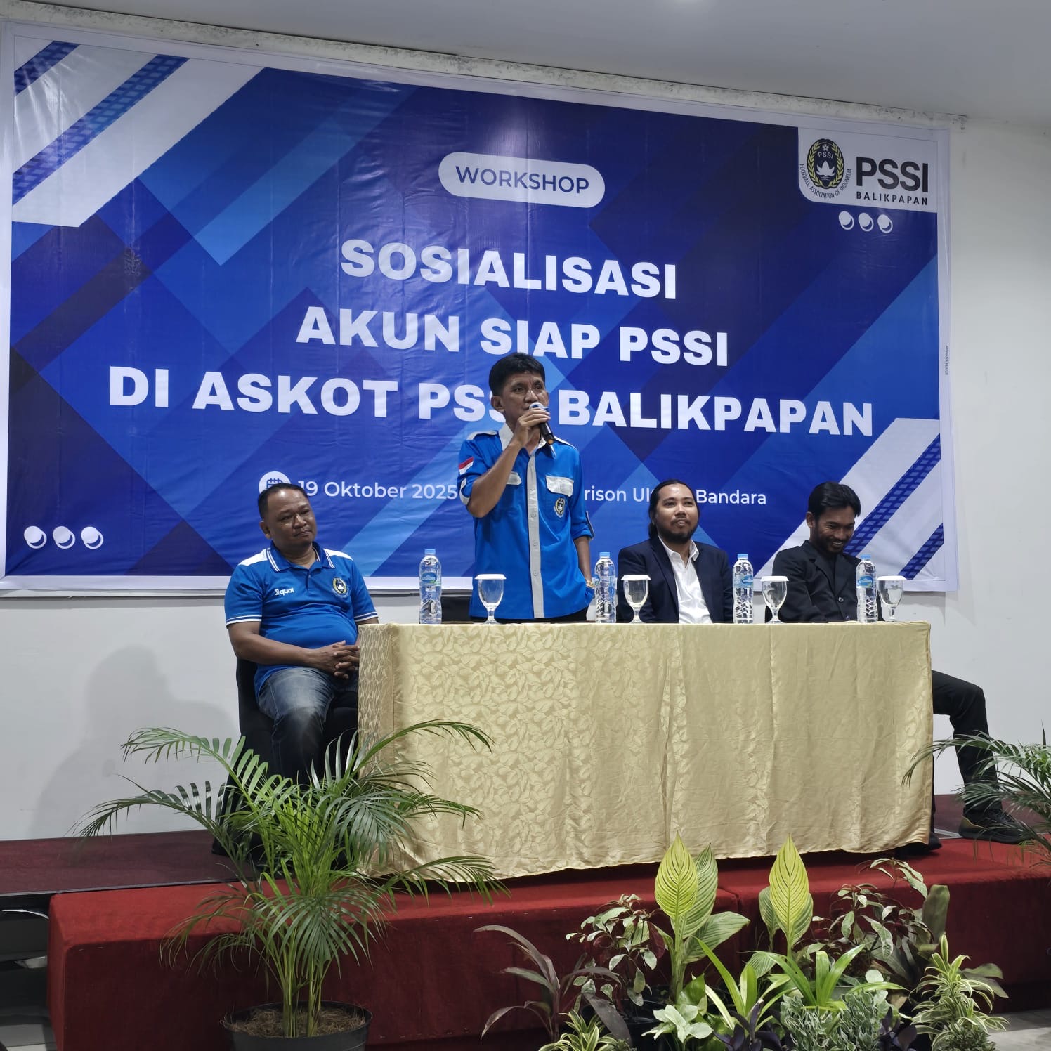 Ketua Askot PSSI Balikpapan Sukisno Winata memberikan sambutan.