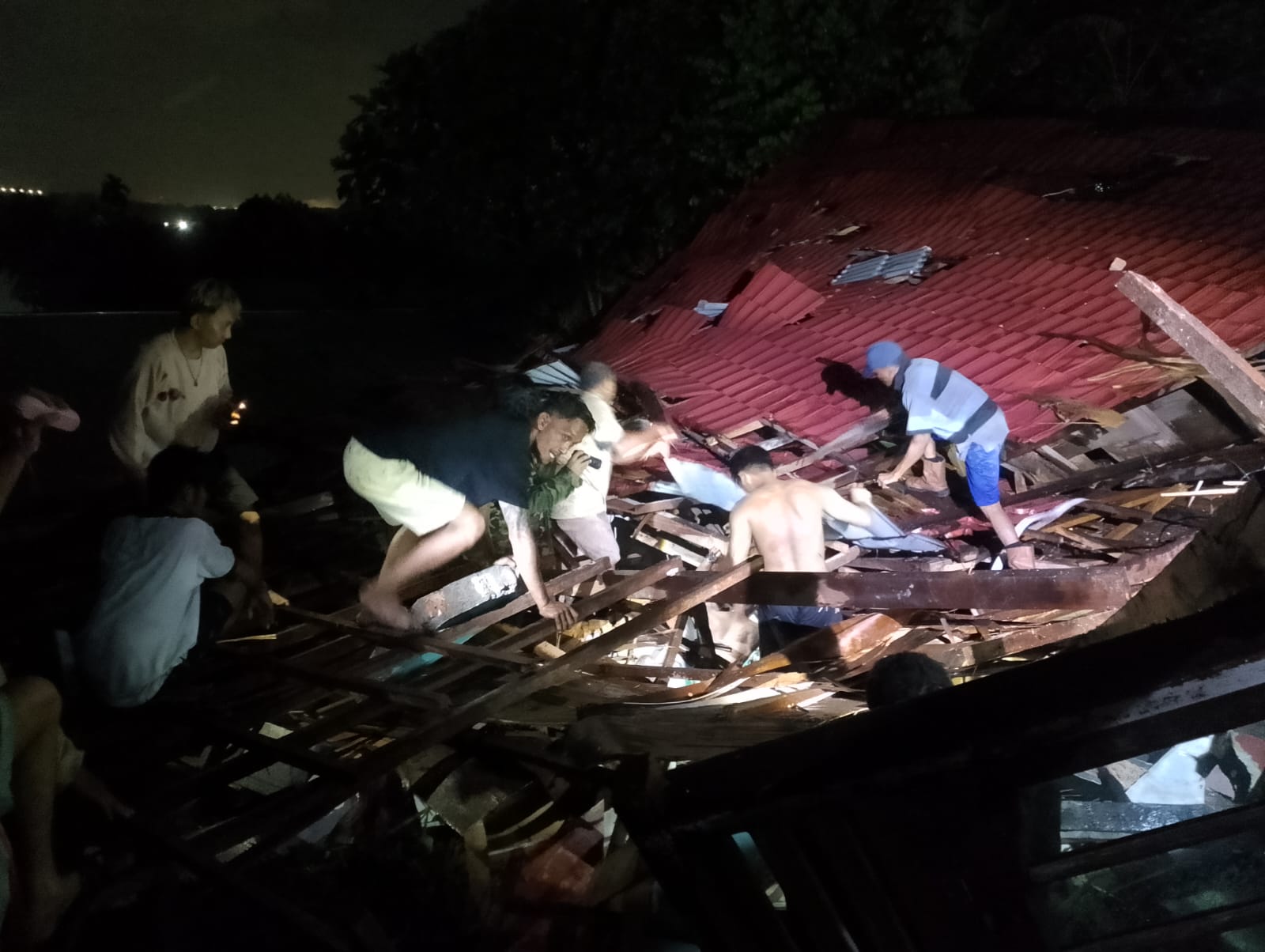 MUSIBAH AKHIR PEKAN: Evakuasi dilakukan tim gabungan dari reruntuhan rumah yang roboh. Turut berduka cita untuk korban yang meninggal, dan diberikan kesembuhan bagi korban luka-luka.