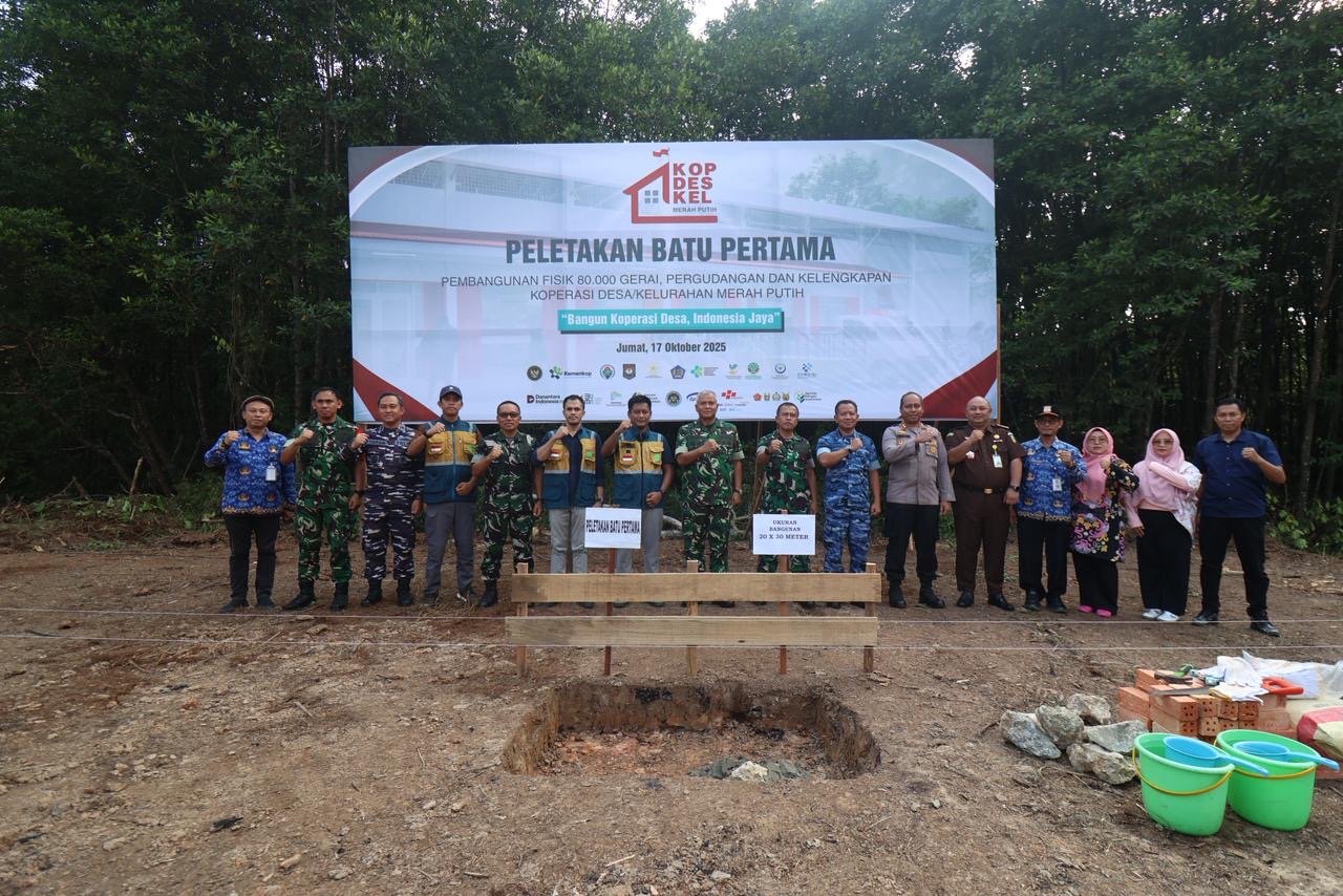 Agrinas bekerja sama dengan TNI melakukan peletakan batu pertama pembangunan KKMP di Kelurahan Graha Indah.