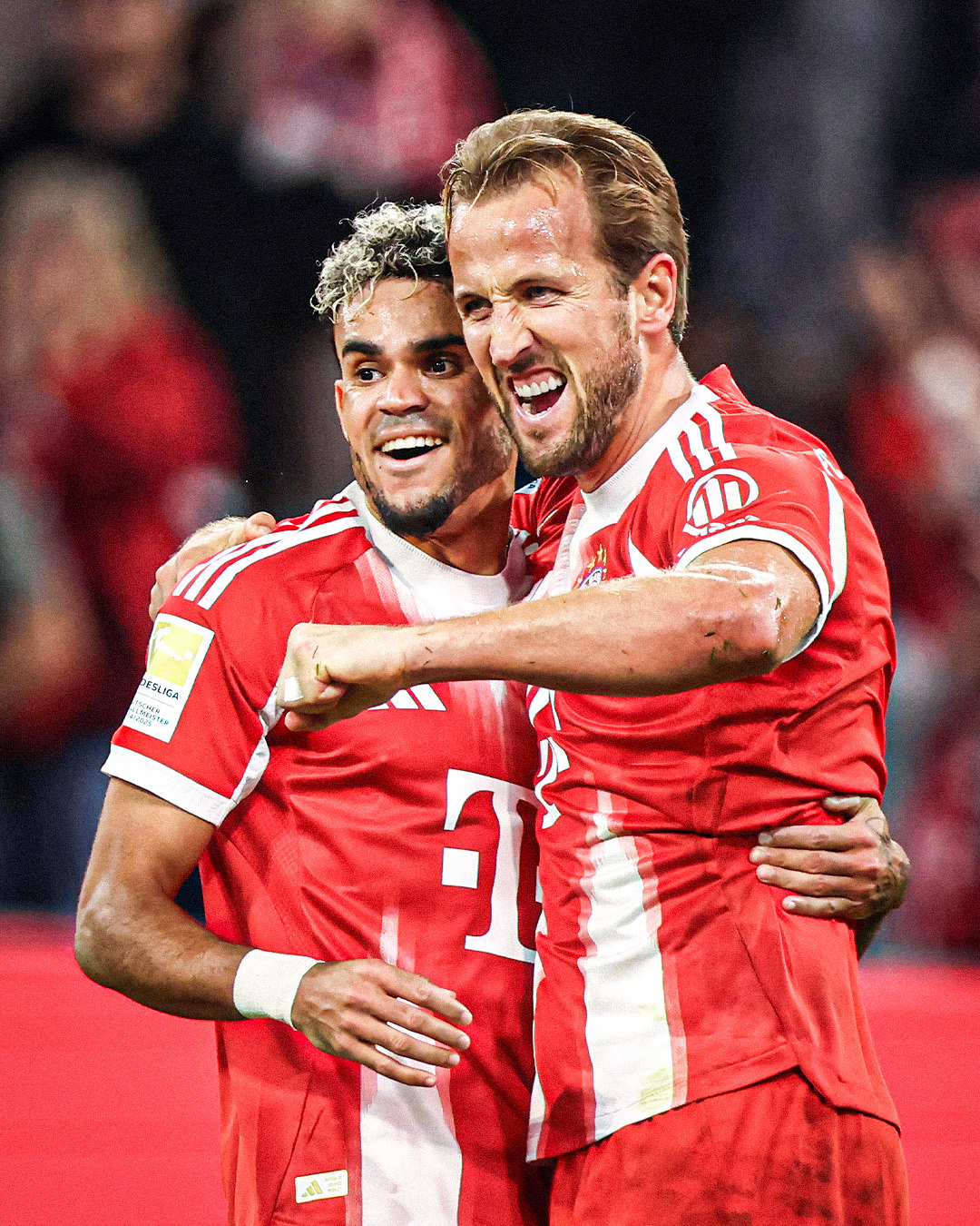 Harry Kane (kanan) dan wide attacker Luis Diaz setelah membuka gol kemenang 2-1 atas Borussia Dortmund dalam Der Klassiker, Minggu (20/10/2025).