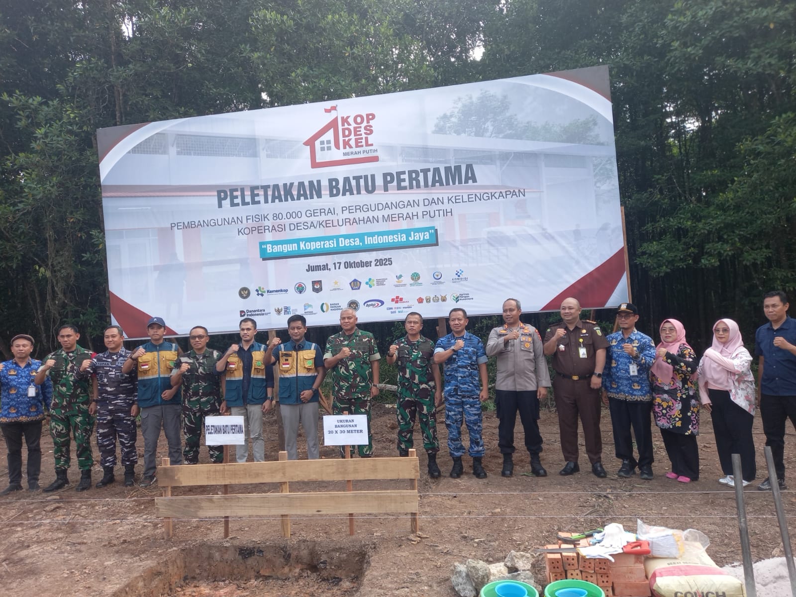 Peletakan batu pertama pembangunan gerai dan gudang Koperasi Kelurahan Merah Putih Graha Indah, Jumat (17/10/2025) yang dihadiri berbagai pihak sebagai dukungan terhadap program na