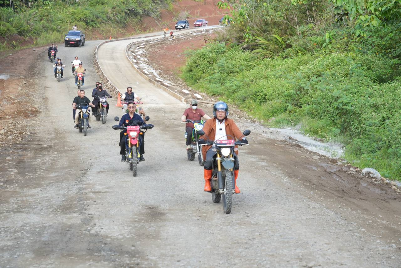 Wagub Seno Aji meninjau ruas jalan Tering-Ujoh Bilang menggunakan trail.