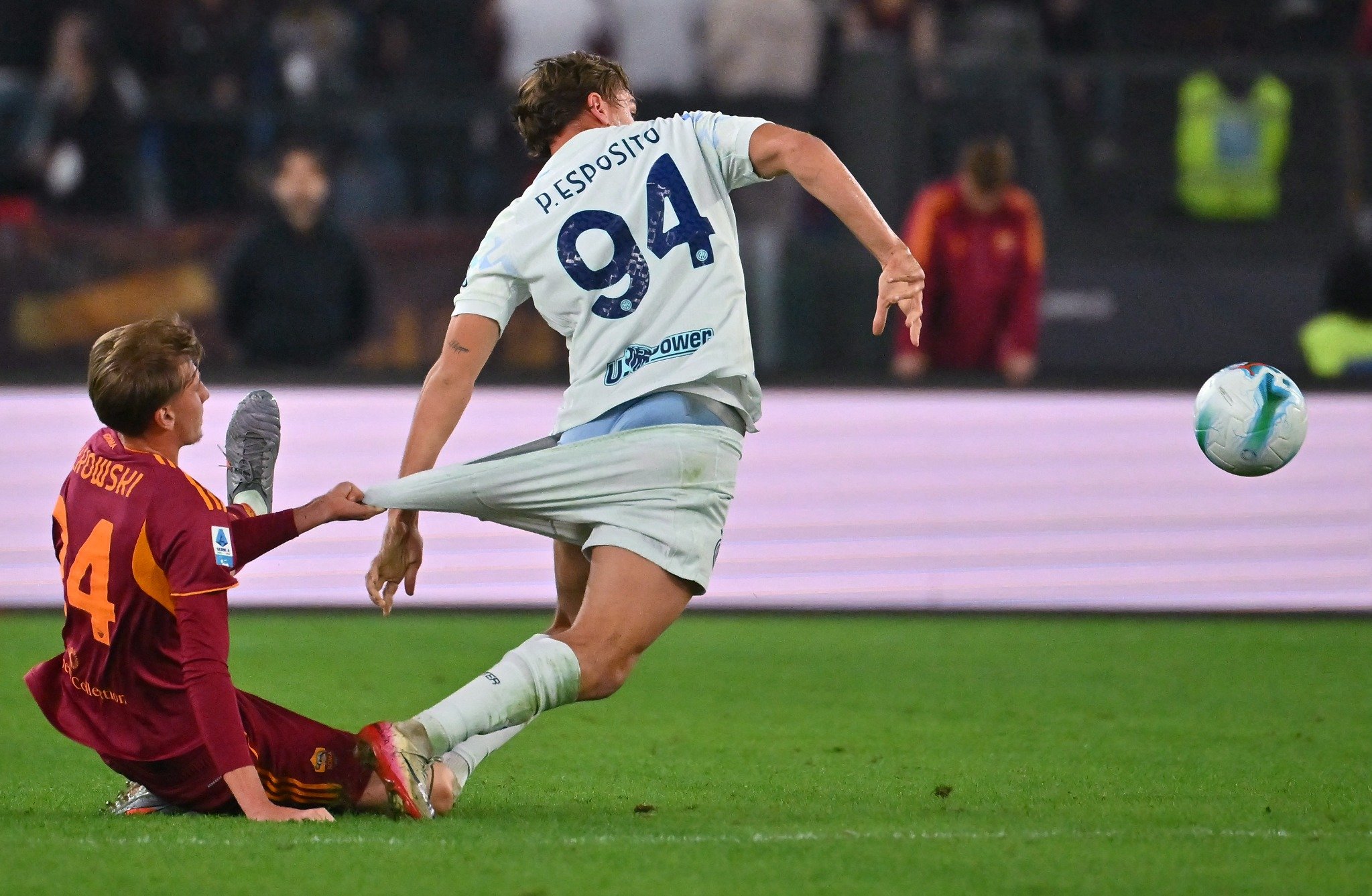 Bek tengah AS Roma Jan Ziolkwski mencegah pergerakan striker Inter Milan Fransceco Pio Esposito di Stadio Olimpico, Roma.