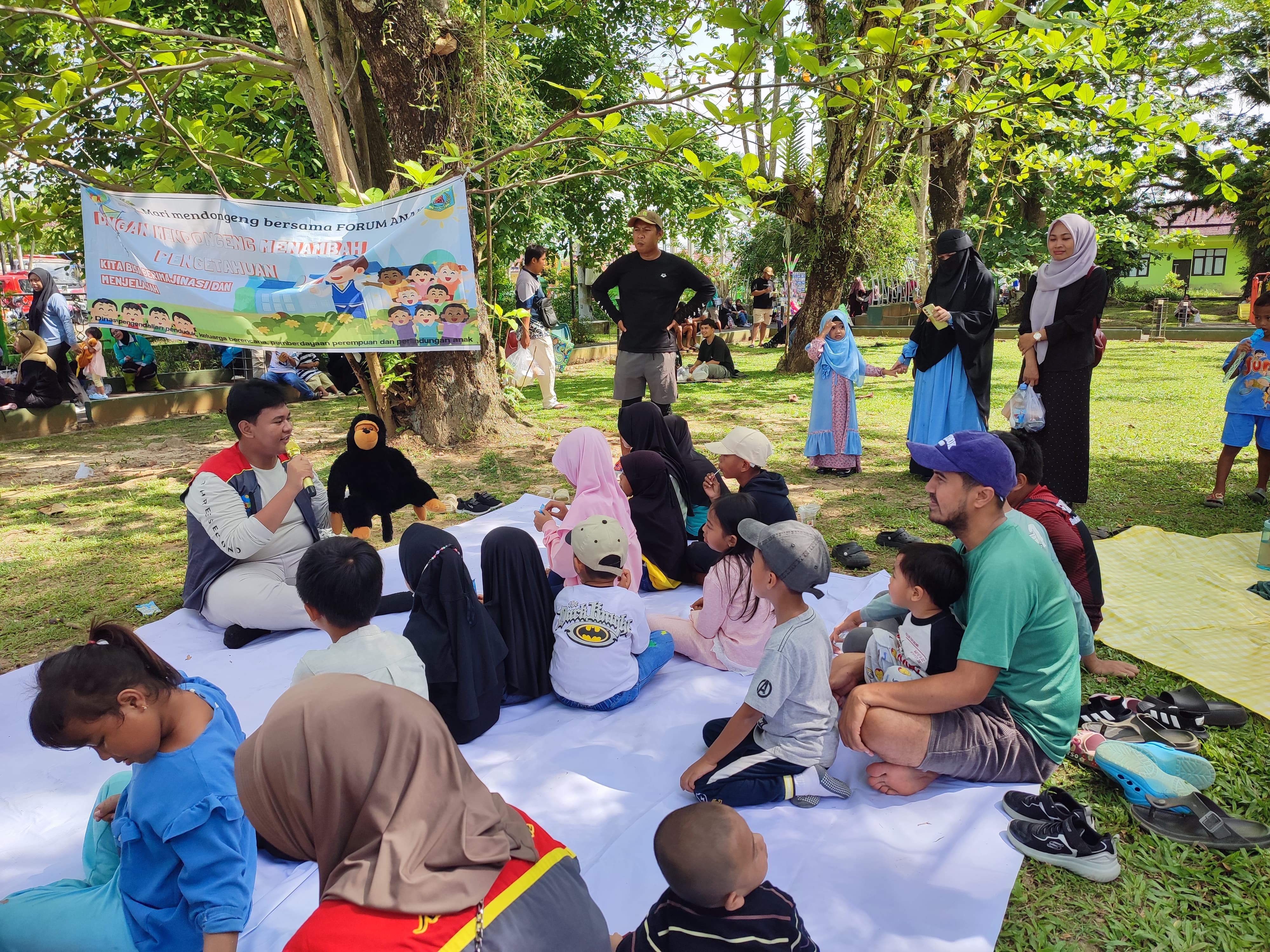 Dinas Pengendalian Penduduk, Keluarga Berencana, Pemberdayaan Perempuan, dan Perlindungan Anak (DP2KP3A) Paser&nbsp; mengajak anak-anak di Paser mendengarkan dongen di Hutan Kota, Minggu (19/10/2025).