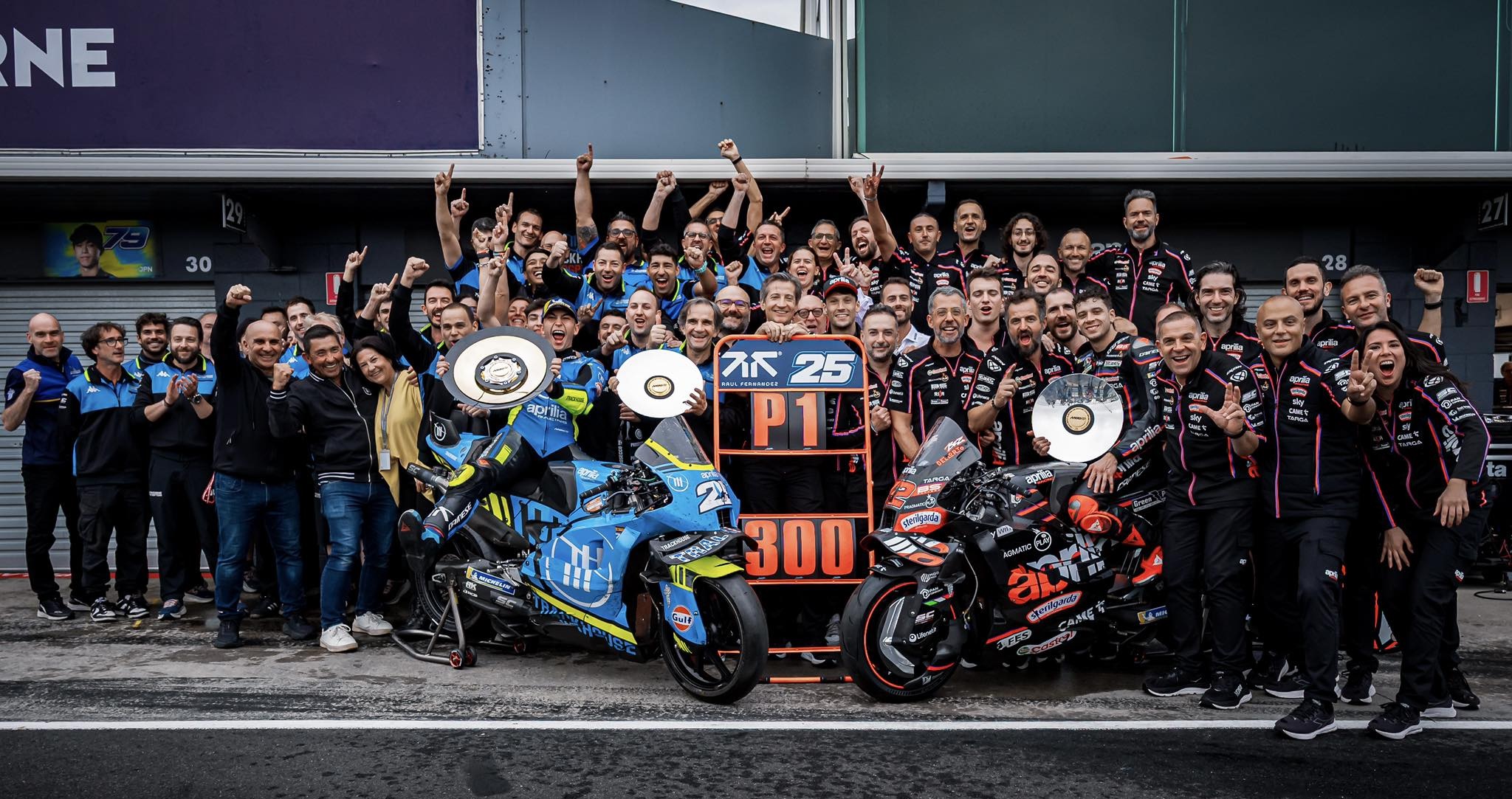 Raul Fernandez mengajak kru Trackhouse Aprilia foto bareng setelah menjadi kampiun GP Australia.