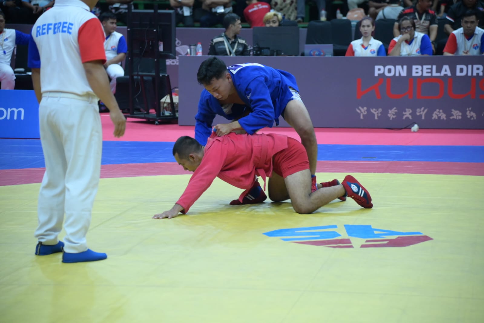 Atlet sambo Kaltim, Abie Naufal (biru) gagal menambah medali bagi kontigen Benua Etam.