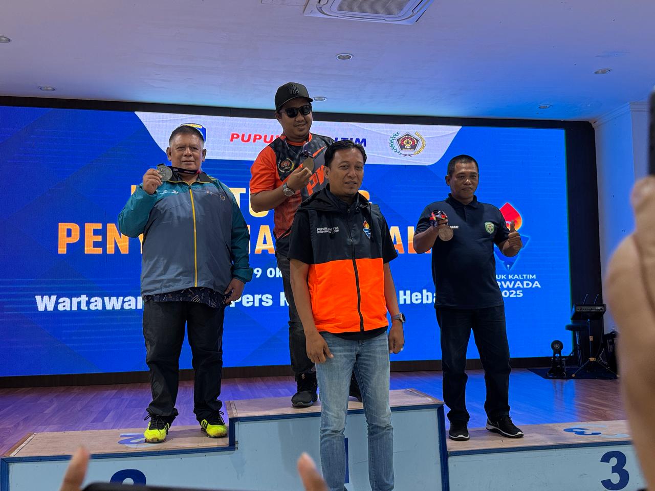 Kontingen PWI Kubar, Taufiq Hartommy (kiri) menjadi salah satu peraih medali perunggu di ajang Porwada III Bontang.